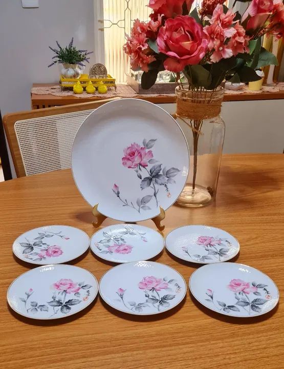 Jogo de pratos com rosas - 7 peças
