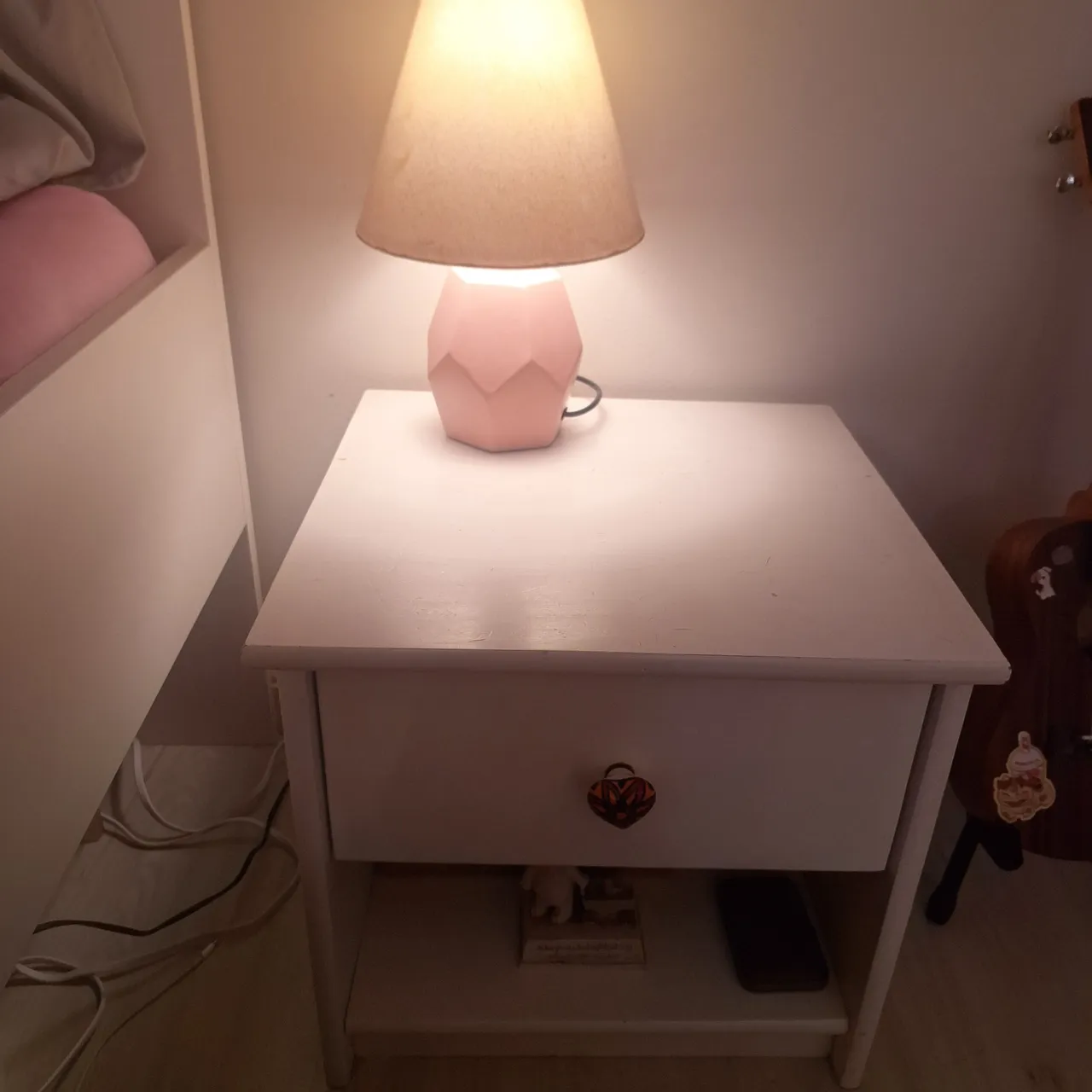 Mesa de cabeceira com 1 gaveta MDF branco. Mais abajur se quiser levar
