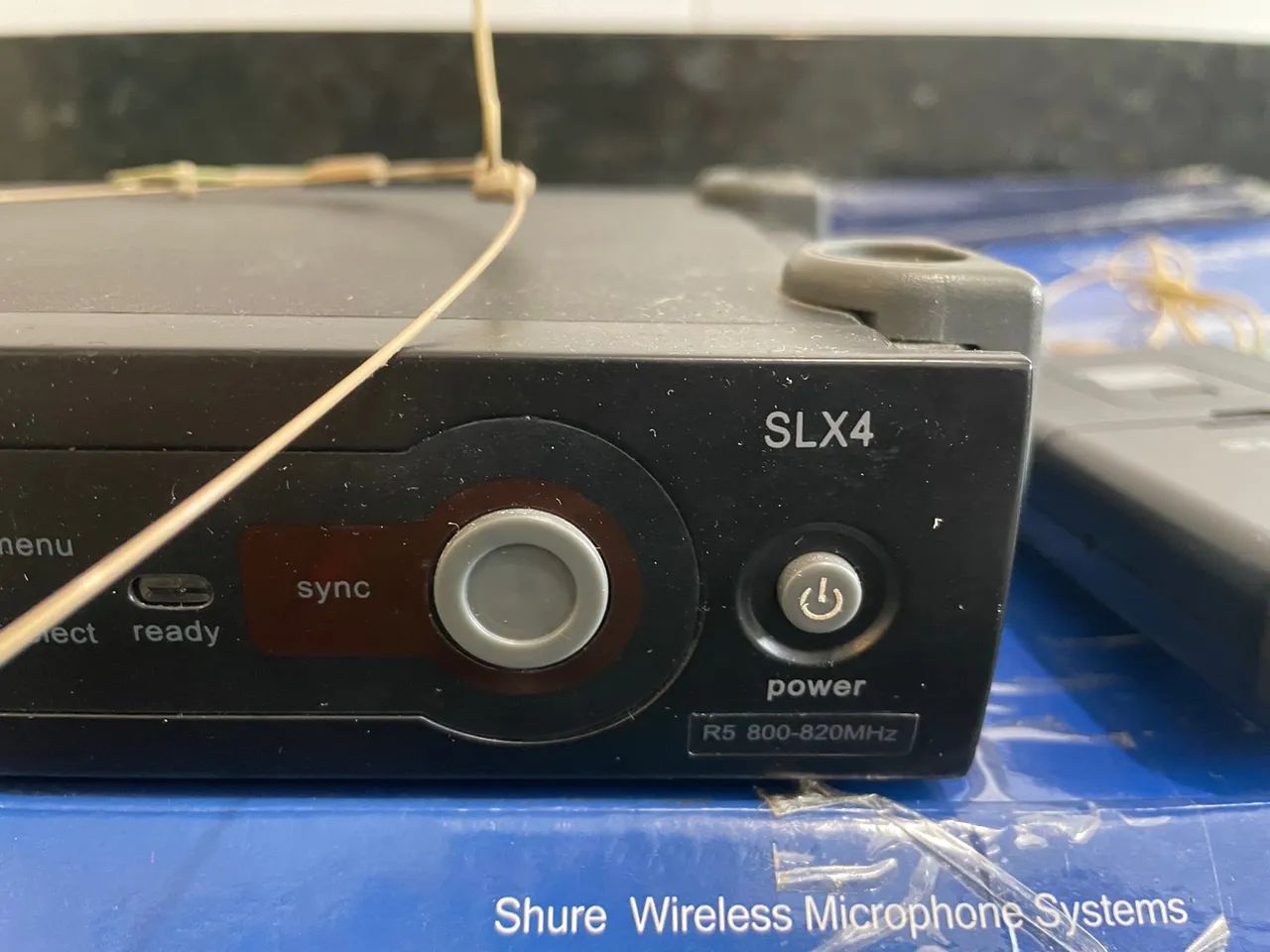 Shure SLX4 - Sistema de Microfone Sem Fio