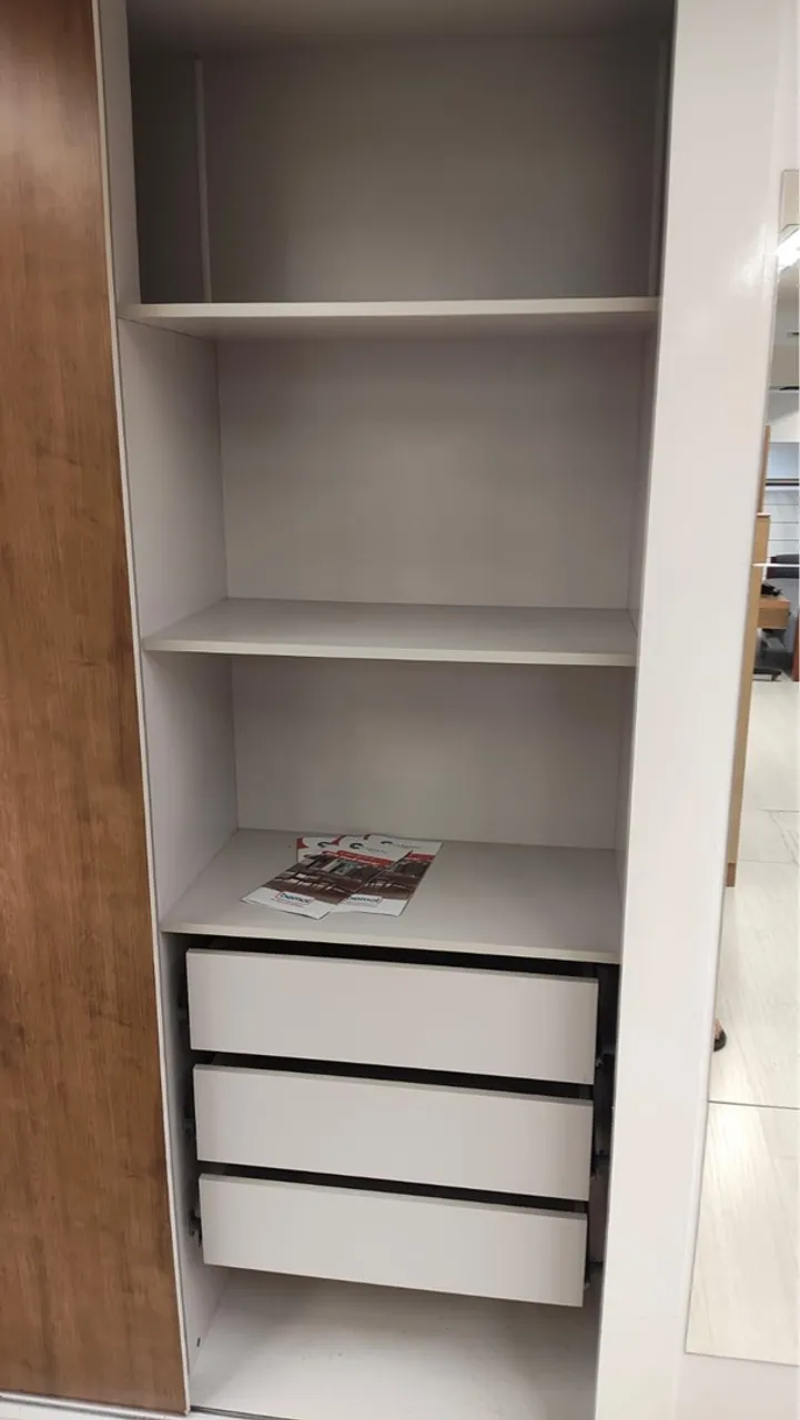 Guarda-roupa com prateleiras e gavetas