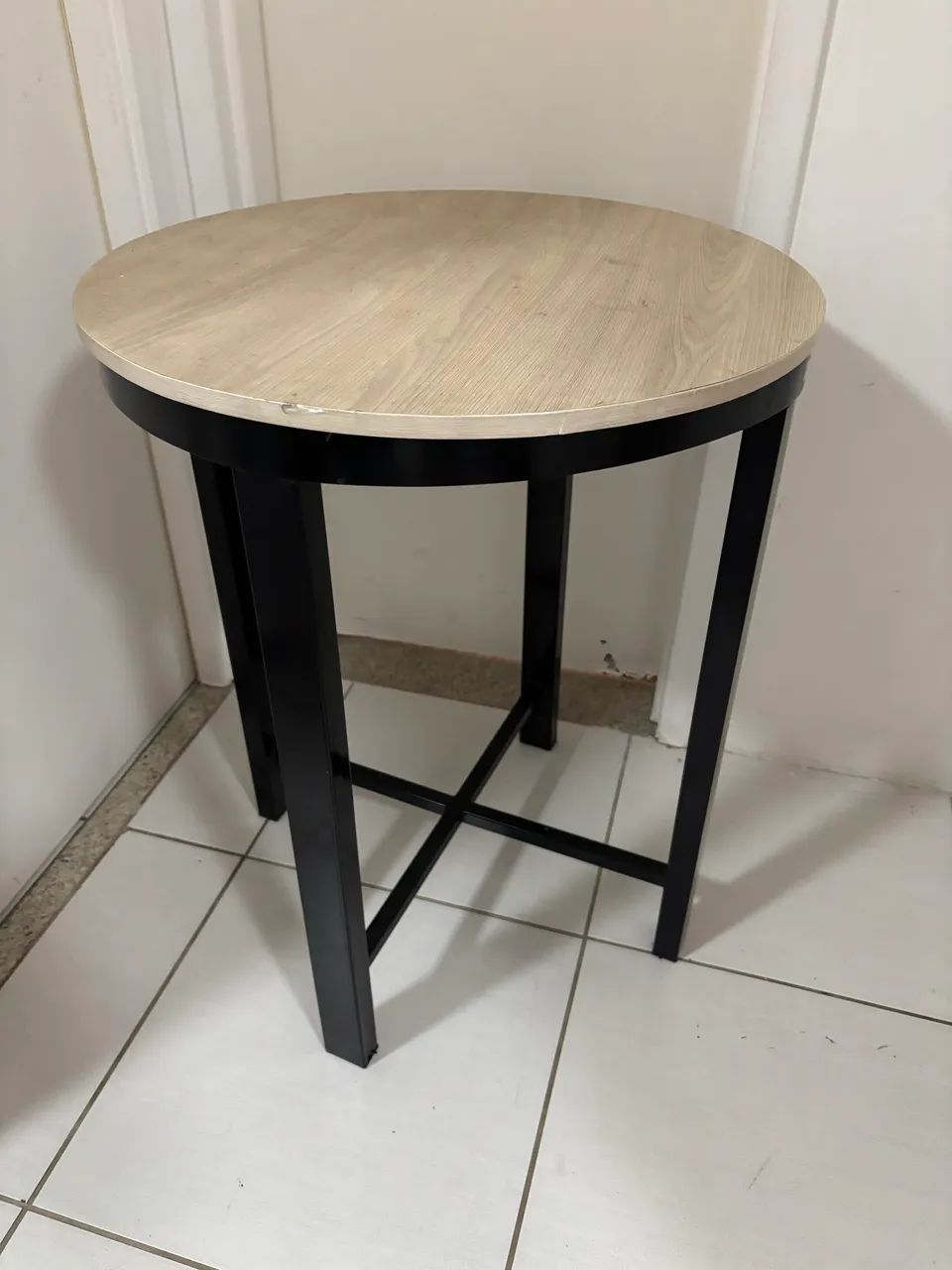 Mesa Lateral Redonda com Base em Ferro 0,75cm x 0,60cm