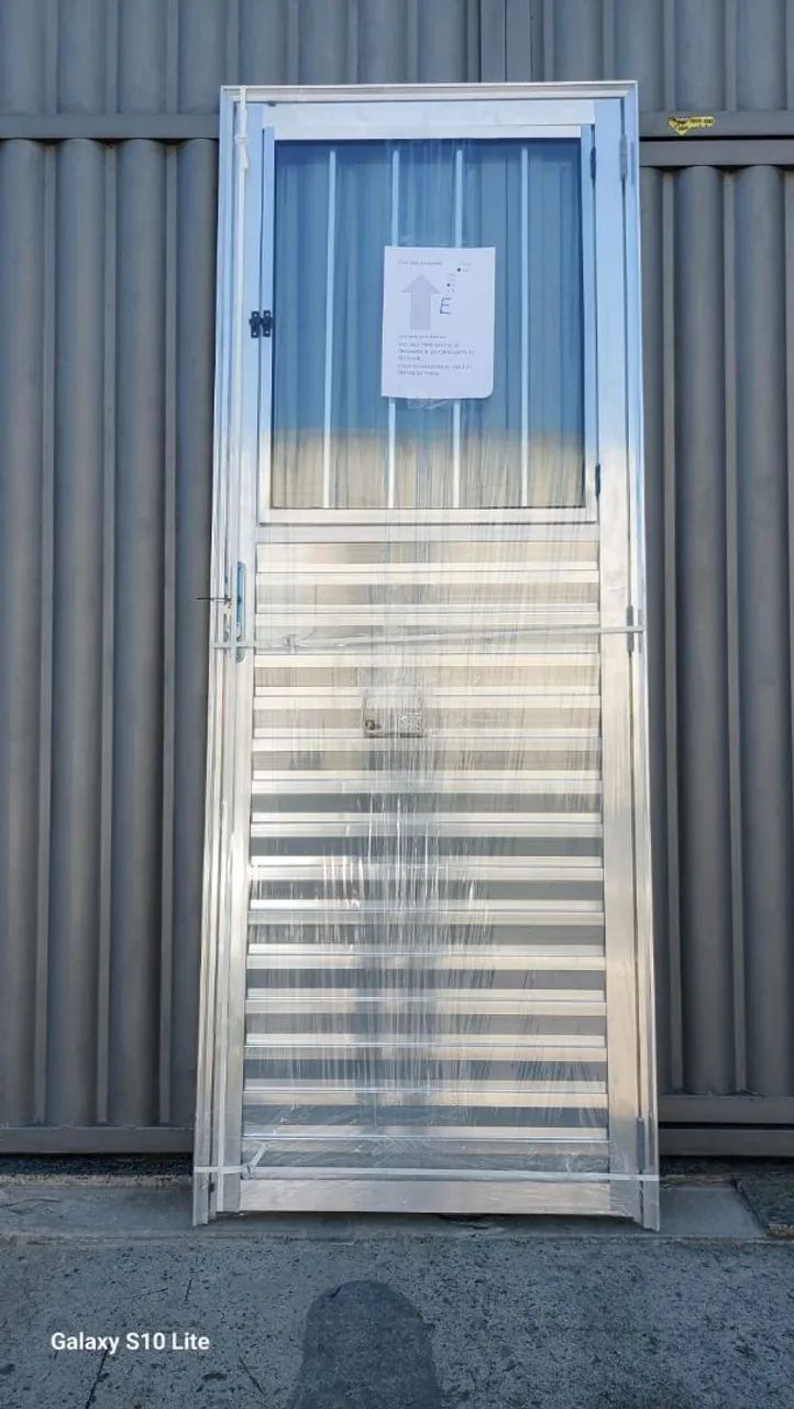 PORTA DE ALUMÍNIO COM VIDRO E GRADE DIRETO DA FÁBRICA - QUEIMA DE ESTOQUE - Foto 4
