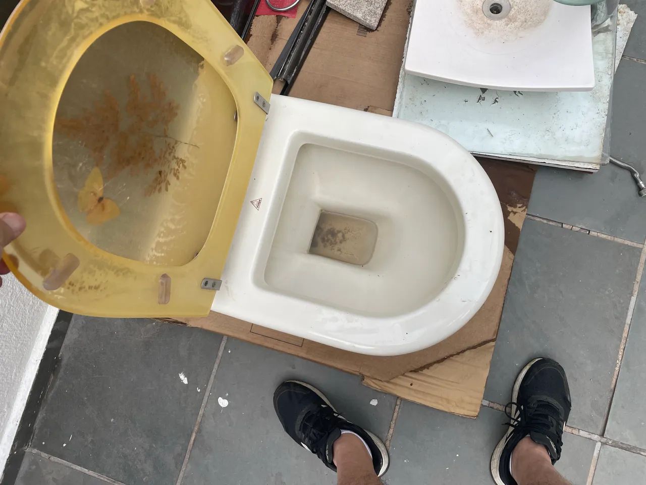 Vaso sanitário com tampa acrílica