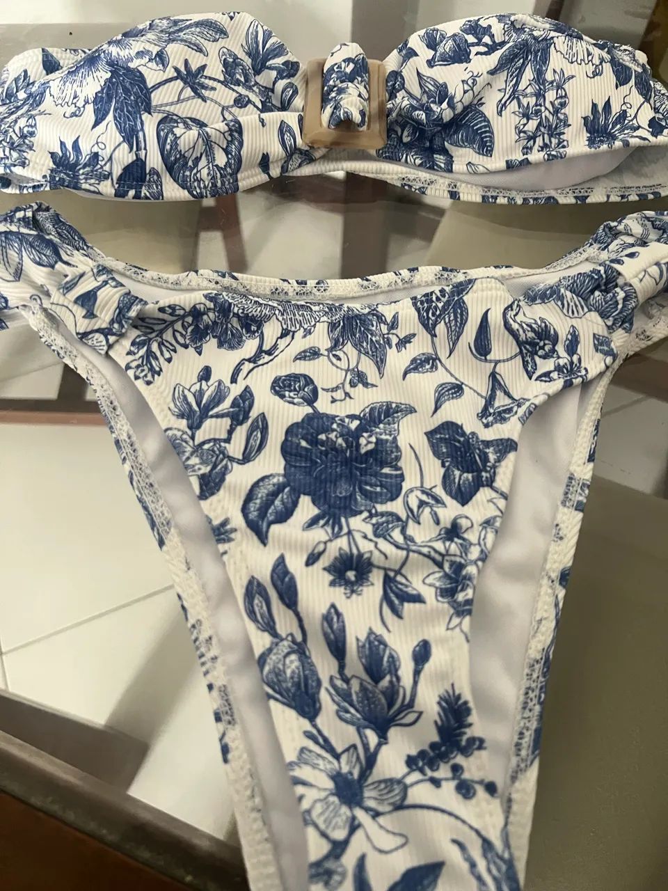 Biquíni branco com estampa azuis 