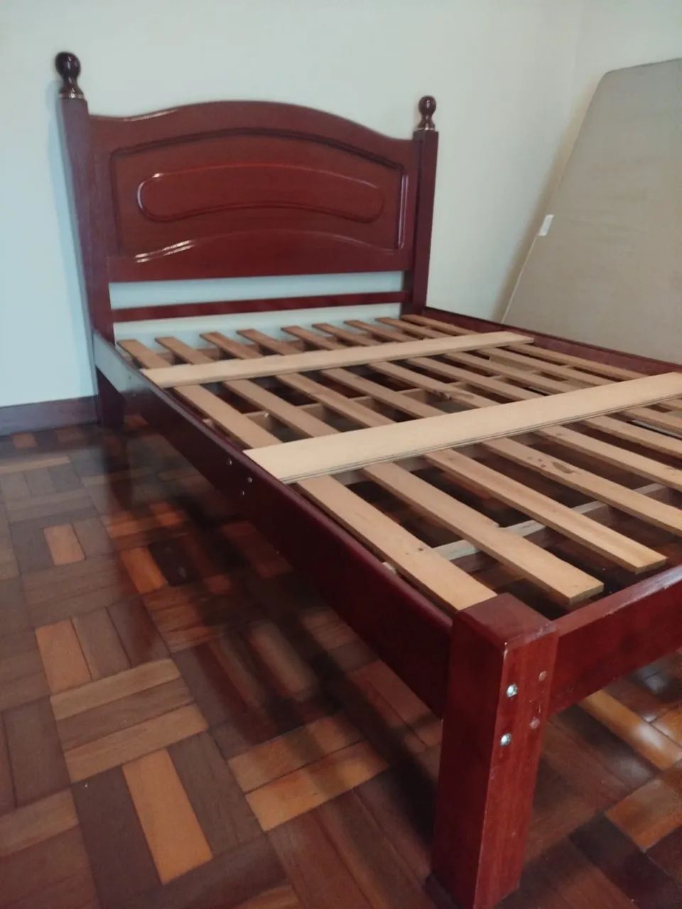 Cama casal em madeira com colchão 