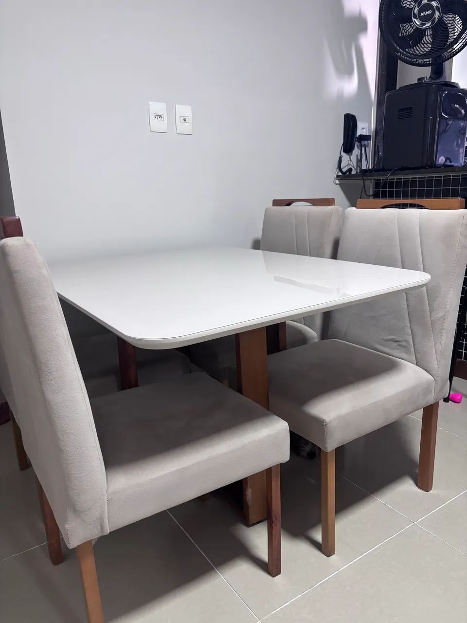 Mesa (com tampo de vidro) 4 lugares 