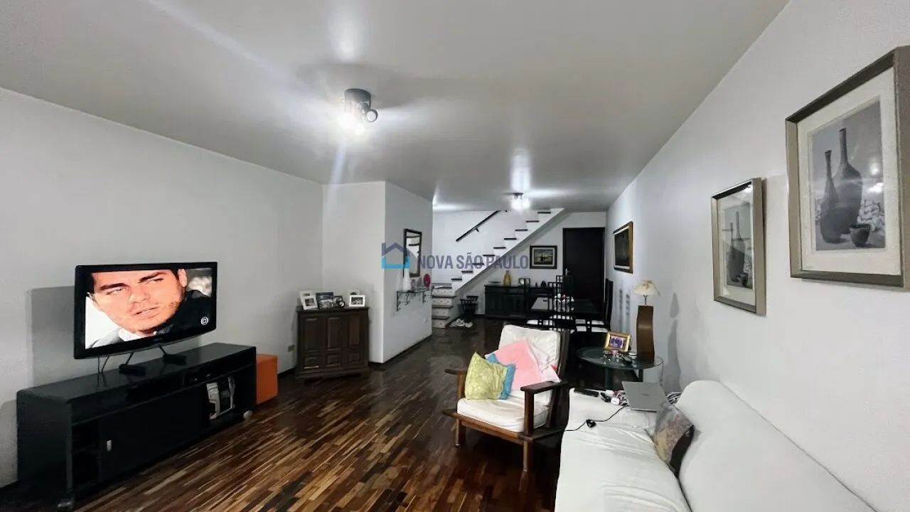 Casa à venda na Vila Chára Santo Antônio com 3 Quartos, 1 Suíte, 2 Vagas e Edícula
