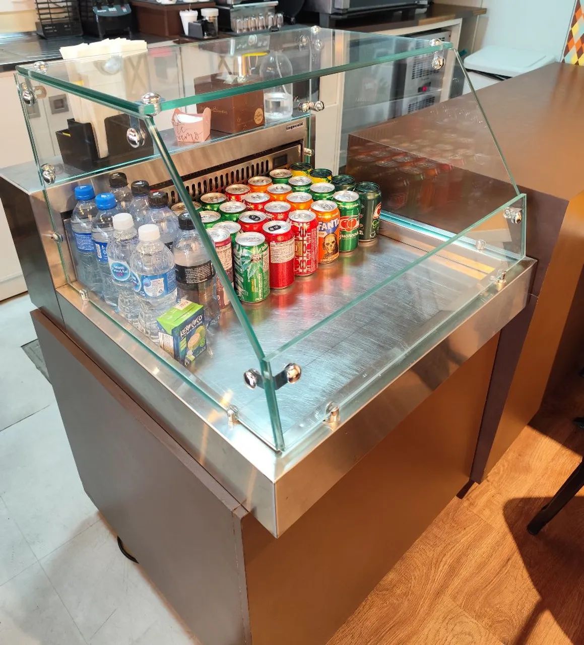 Vitrine bebidas refrigerada 