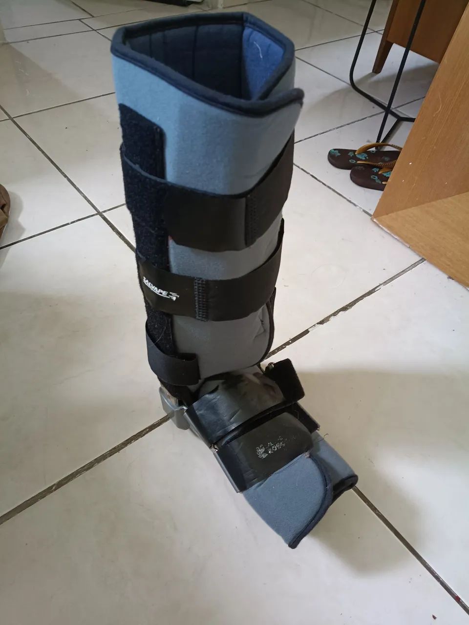 Bota ortopédica com base. De plástico resistente  - Foto 2