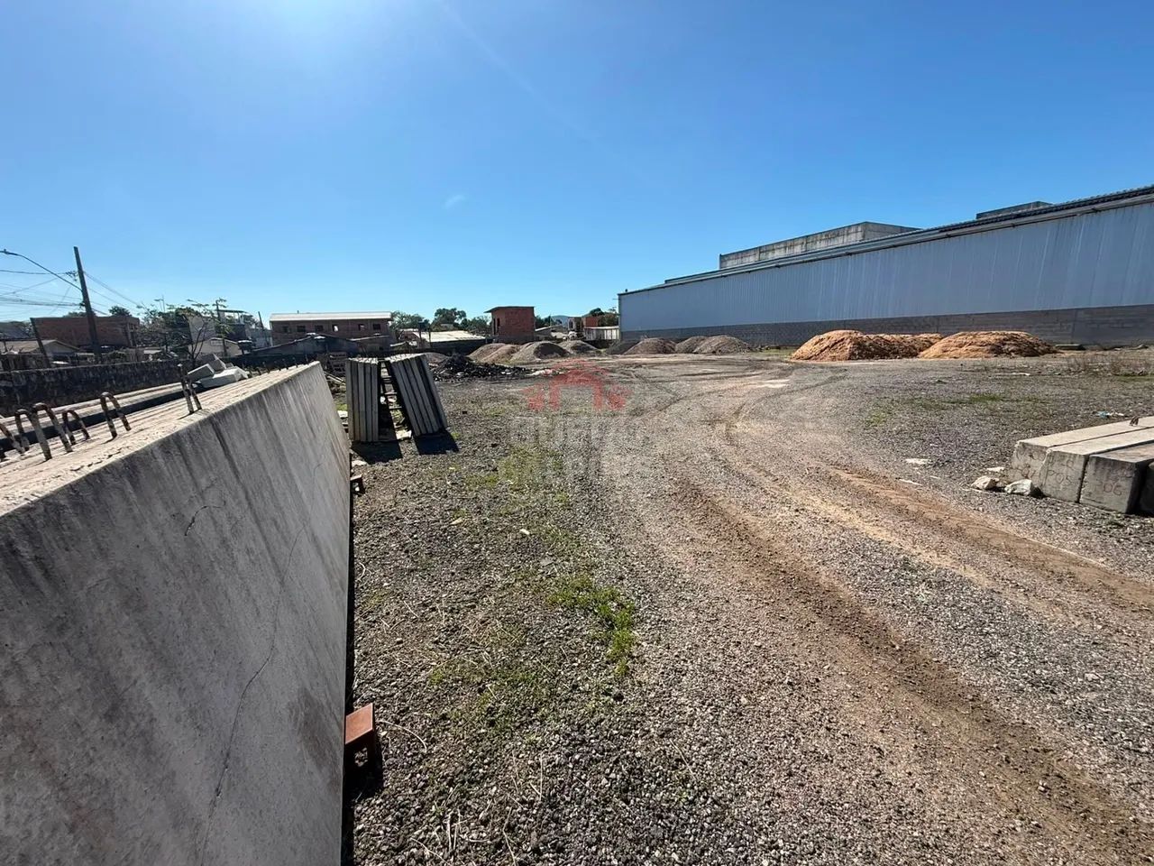 VENDE-SE | 2.000 m² DE GALPÕES + 10.000 m² DE TERRENO - Foto 2
