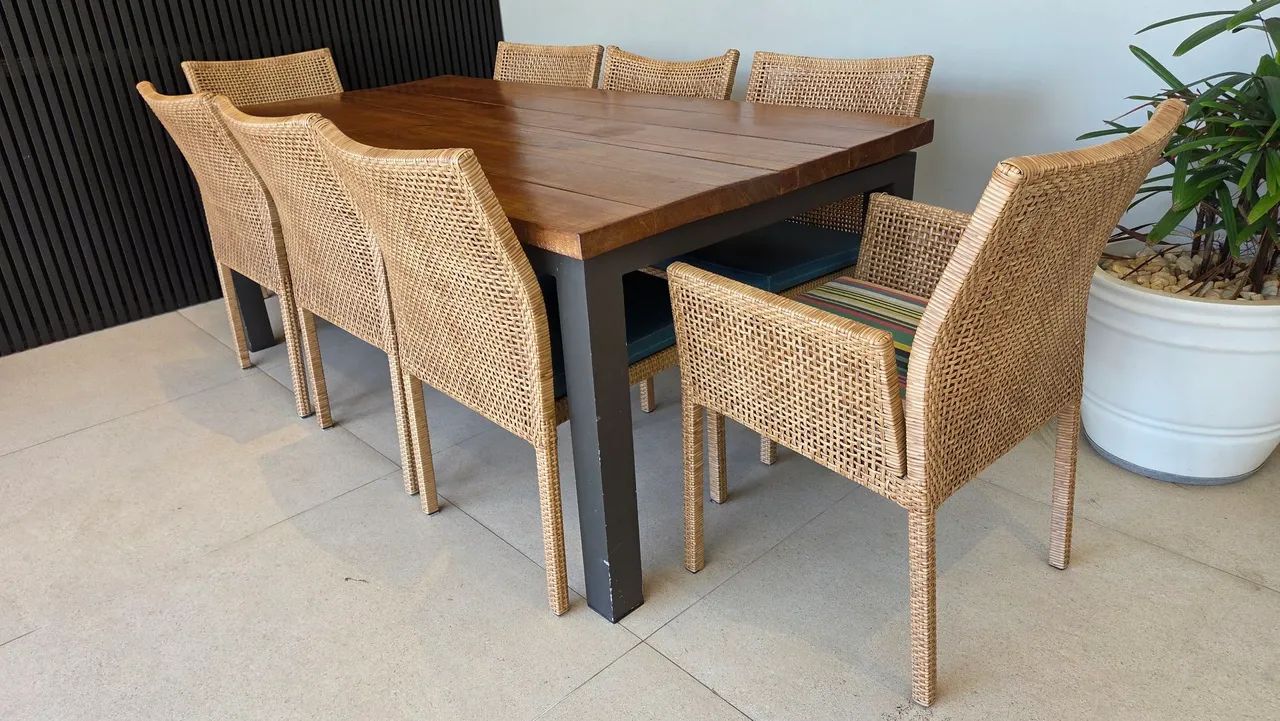 Mesa de jantar madeira e cadeiras em fibra - Foto 4