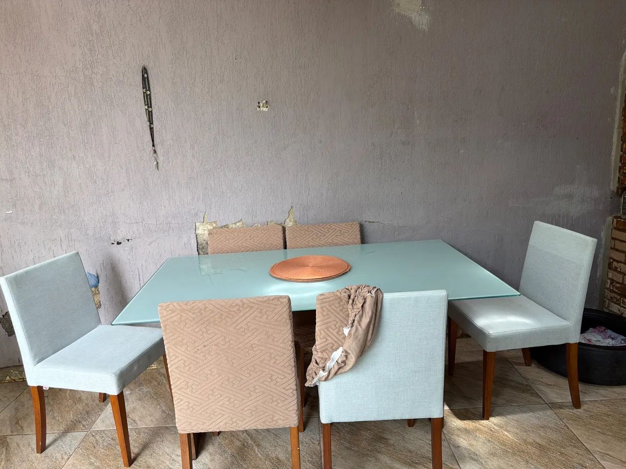Mesa com 6 cadeiras base em madeira 
