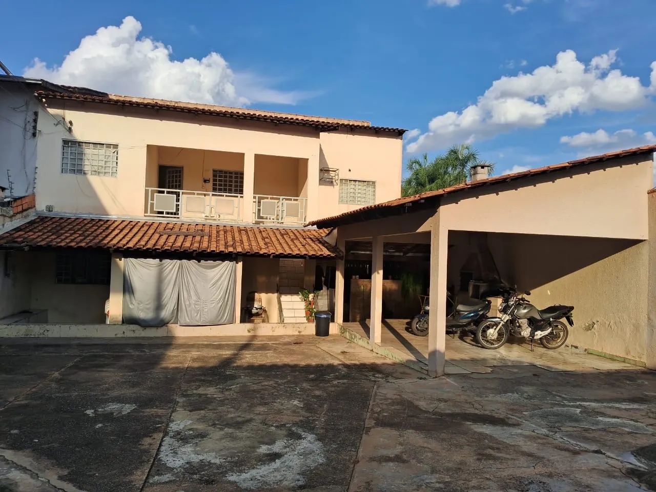 Vendo Sobrado com 4 Quartos, 2 Banheiros e Barracão
