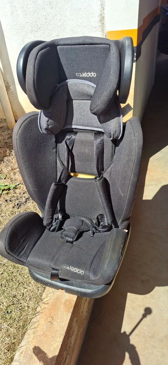 Cadeira para criança em carro. 