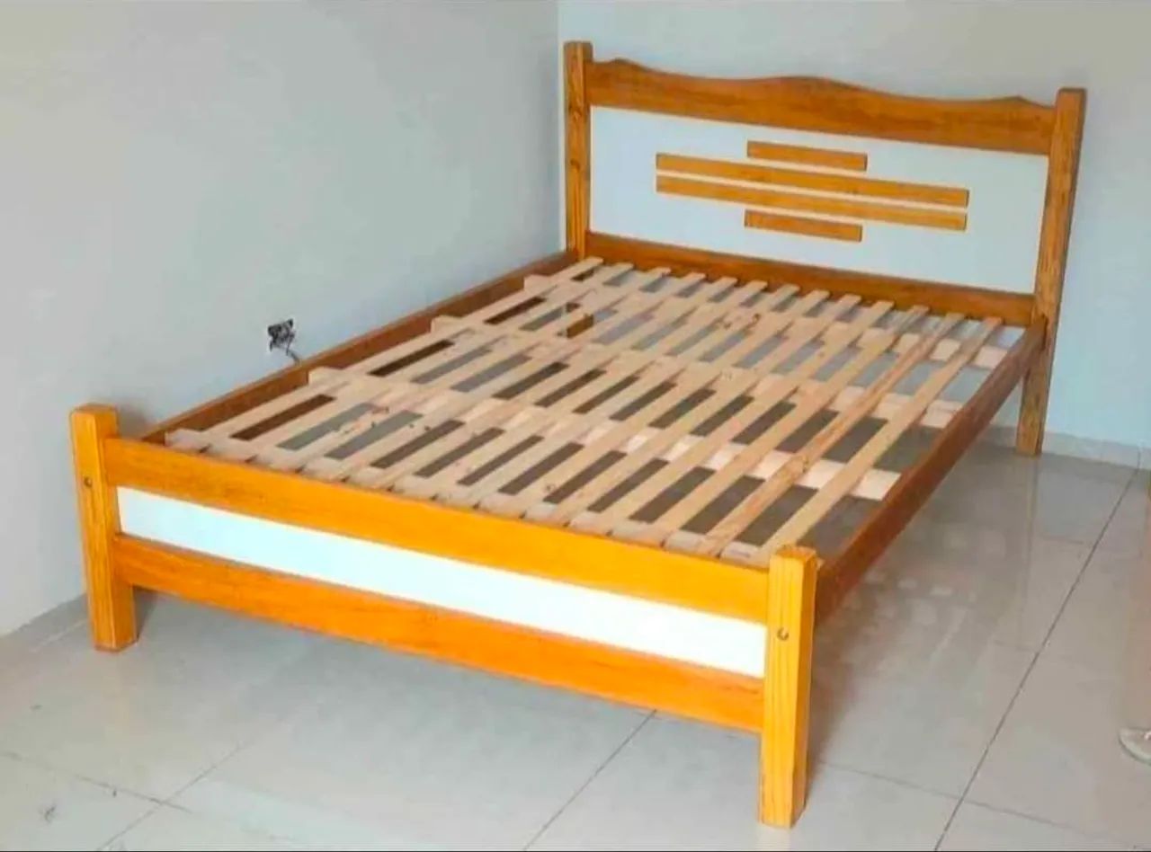 Cama de madeira casal nova. 
