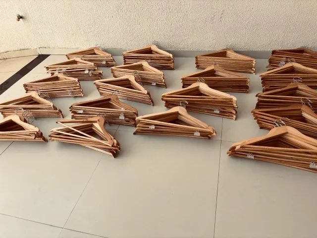 200 cabides de madeira 