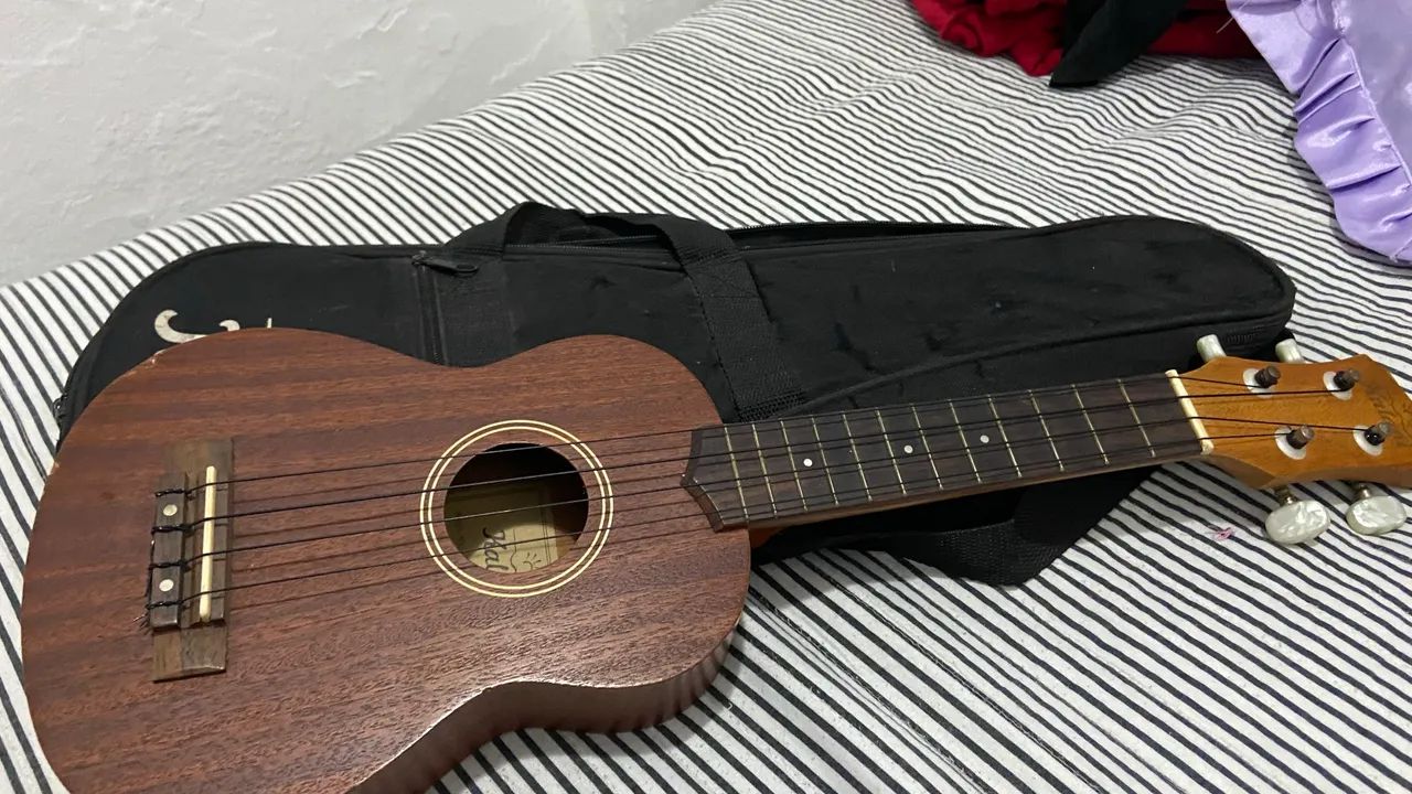 Vendo cabeceira, air freyer, cabideiro e ukulele - Foto 5