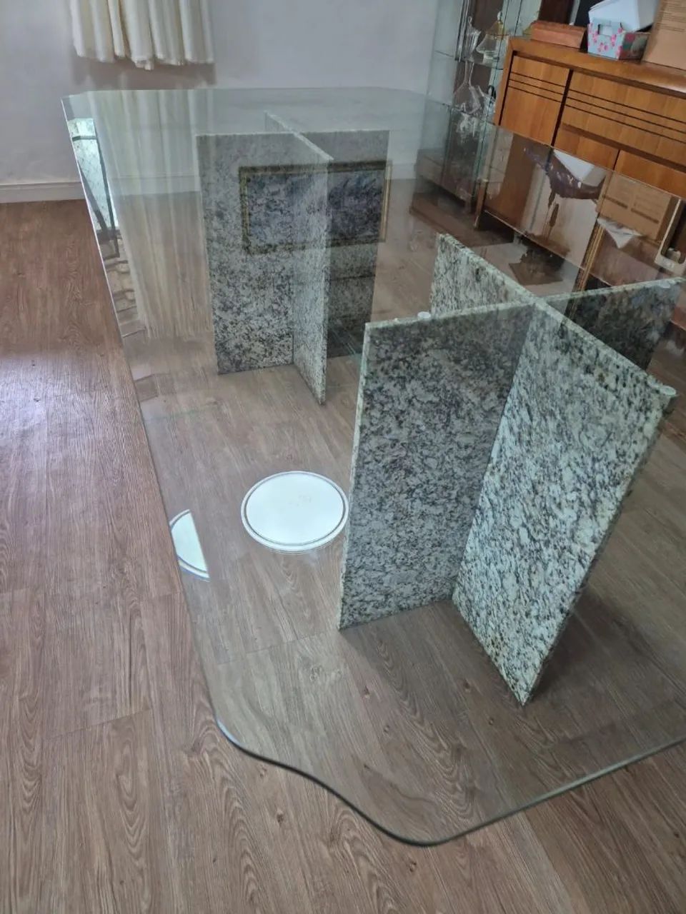 mesa com tampo de vidro 12mm bisotado e base em mármore  - Foto 3