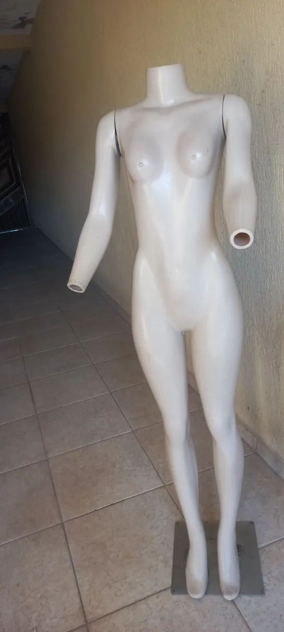 MANEQUIM FEMININO COM PEDESTAL EM ESTADO DE ZERO  - Foto 3