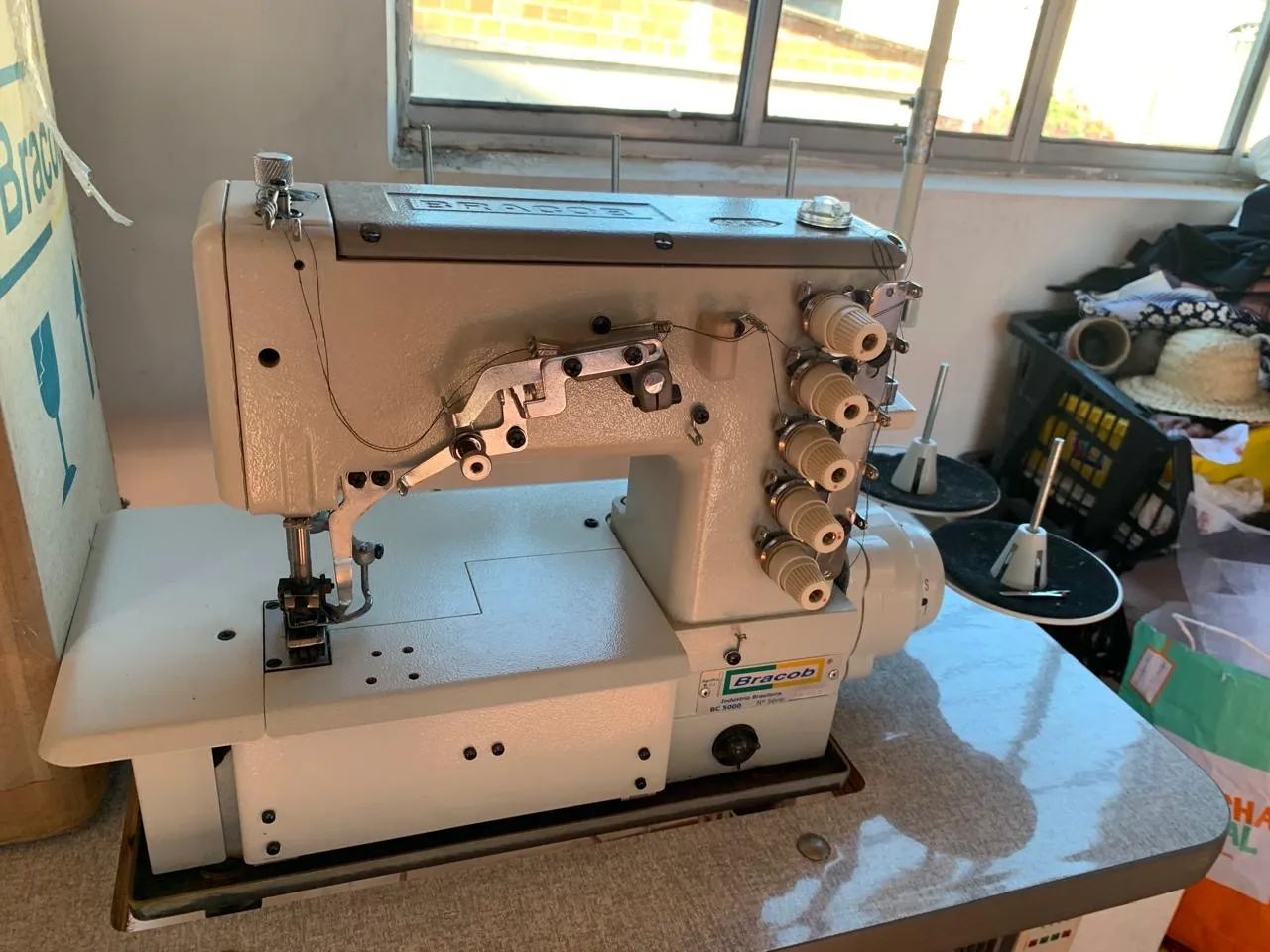 Máquina Overloque Industrial Bracob BC 5000 com Mesa e Motor - Foto 2