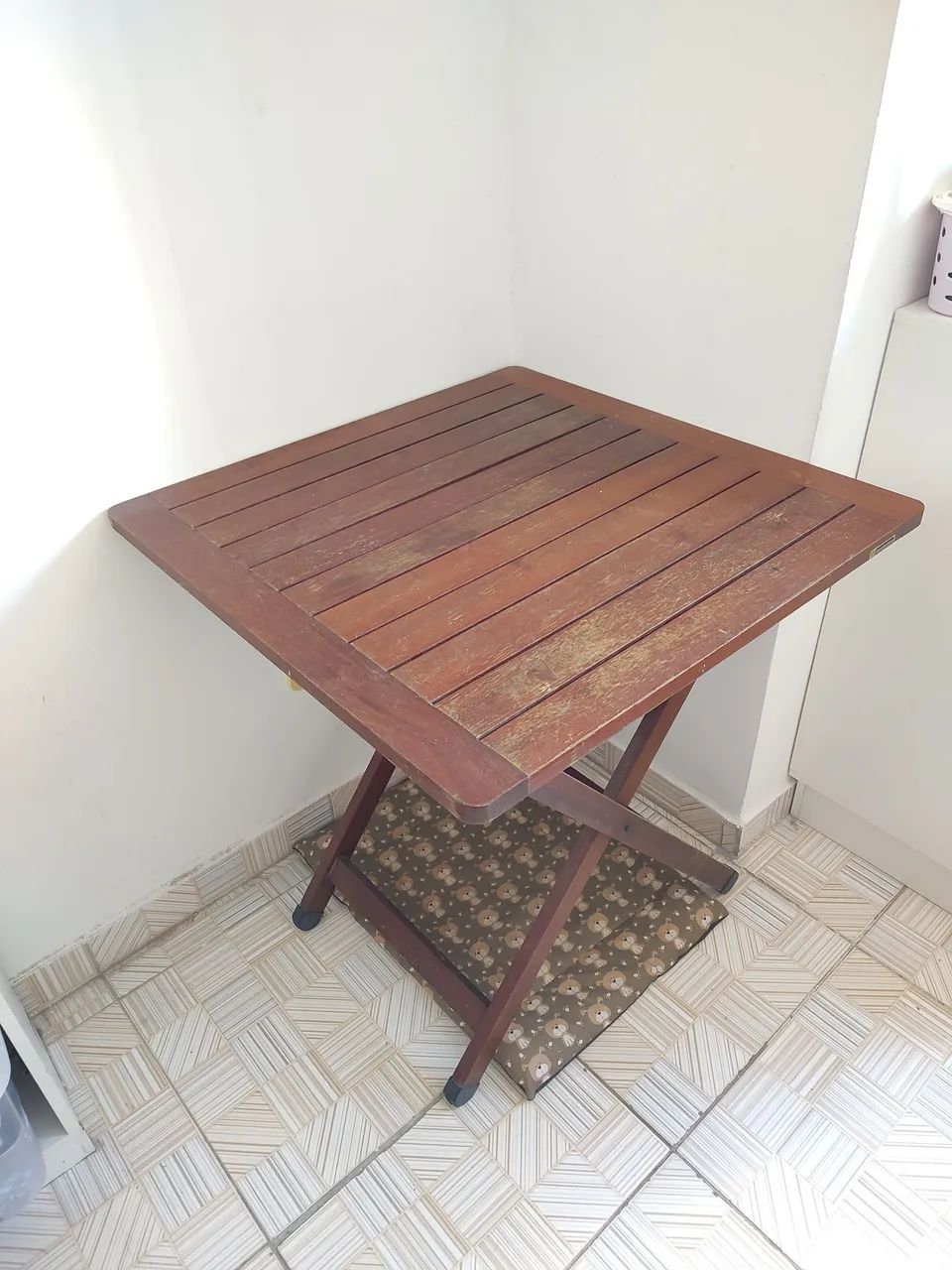 Mesa de madeira maciça Tramontina, bem conservada, serve tanto para uso interno como exter