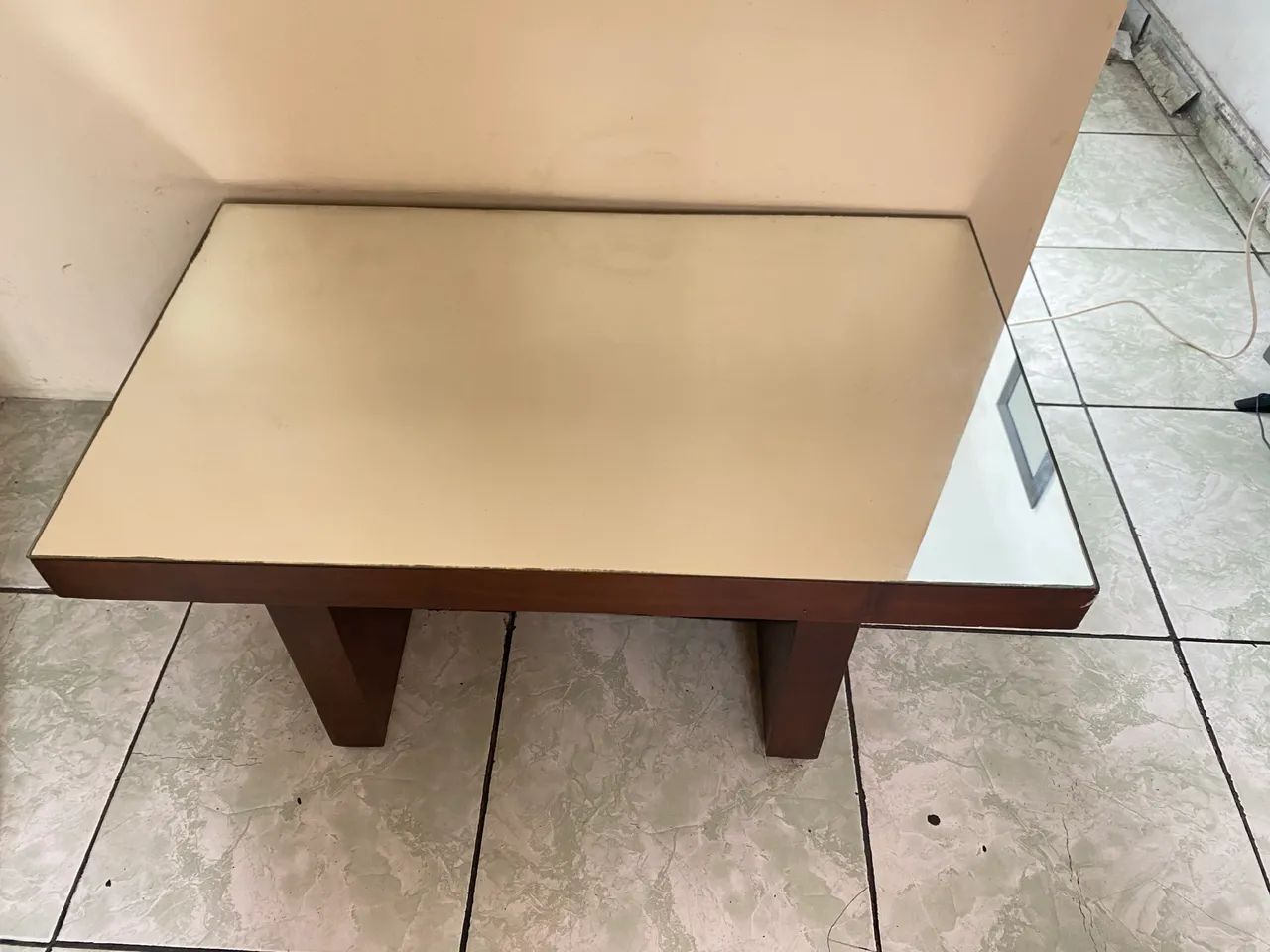 Mesa de centro de madeira com tampo espelhado
