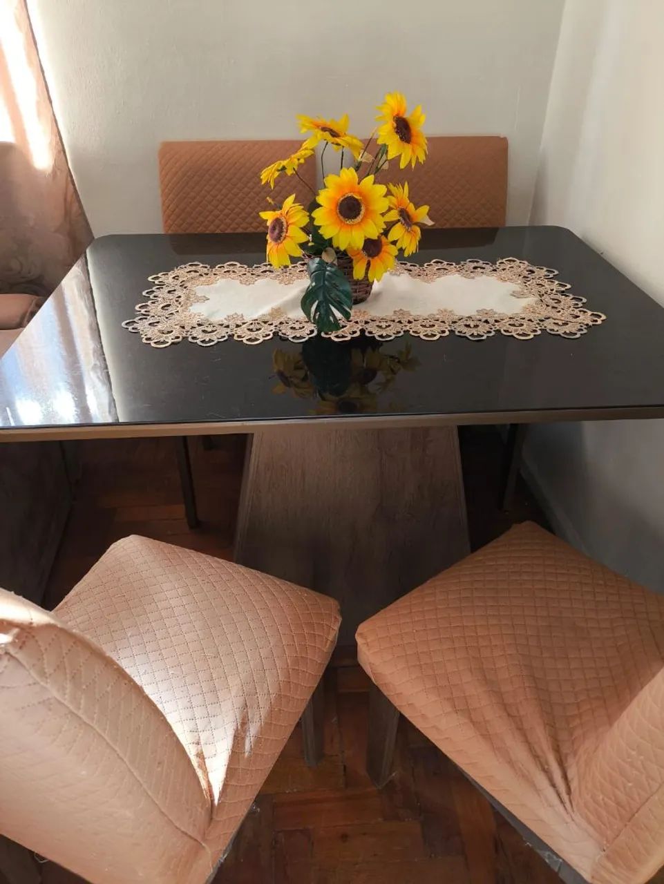 Mesa de jantar com 4 cadeiras.