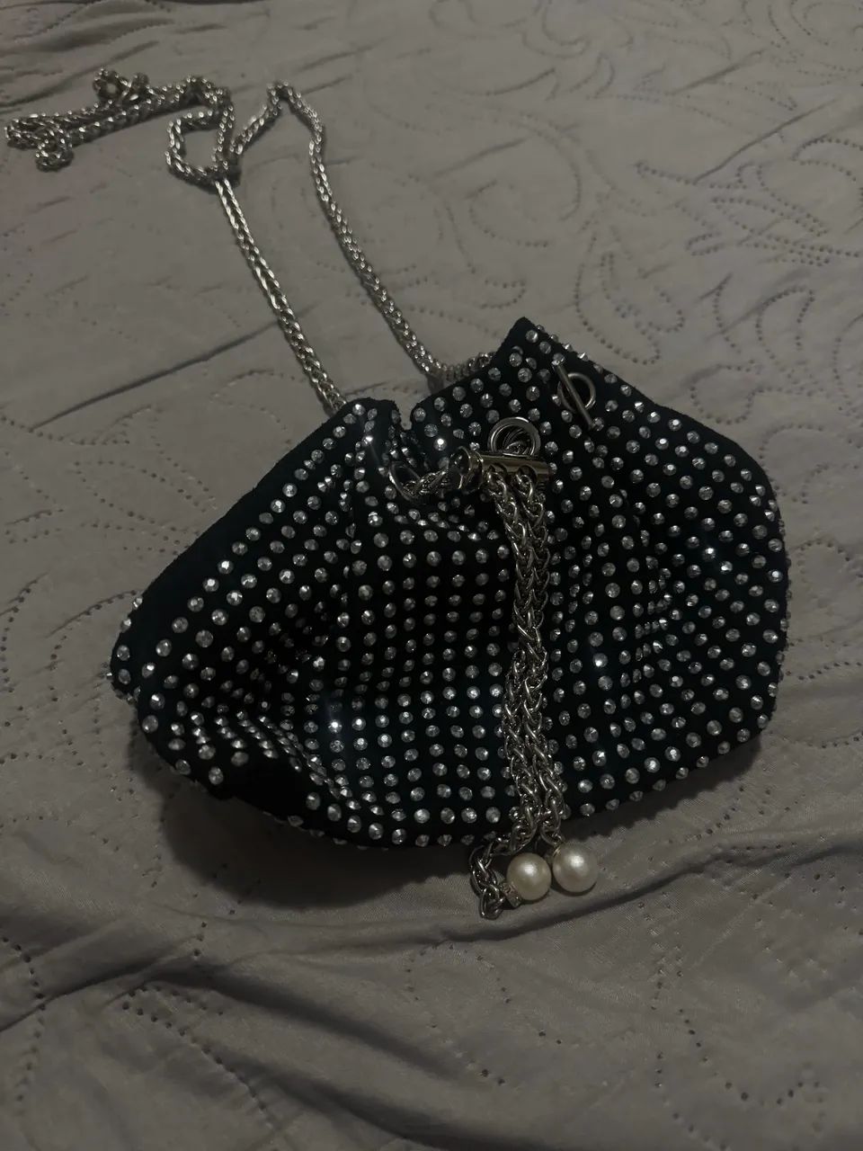 Bolsa preta brilhosa