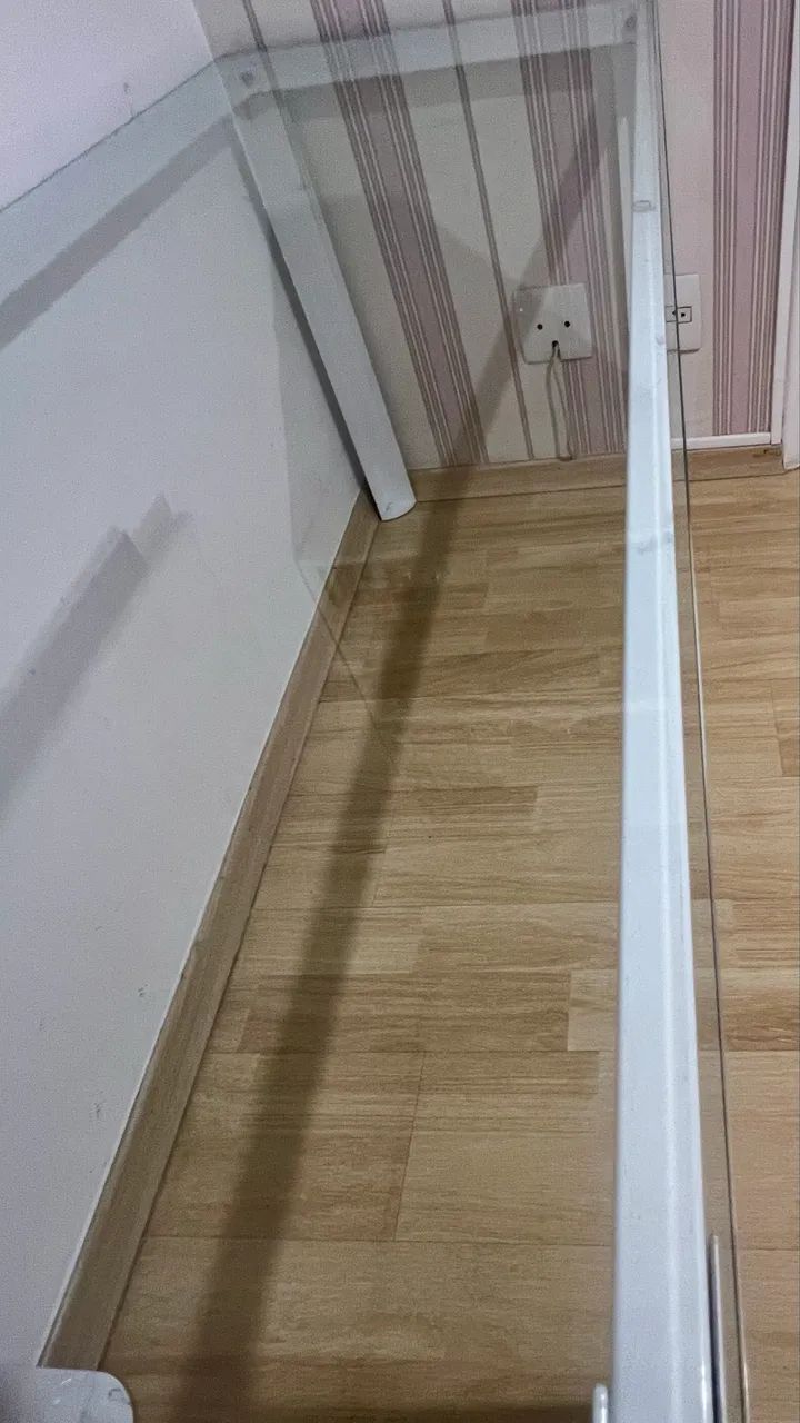 Escrivaninha com base de metal e tampo de vidro medida:1,50x0,60 altura 0,75 - Foto 5