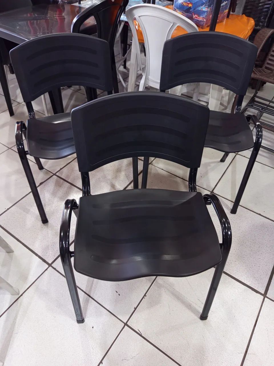 Cadeira injetada  - Foto 2