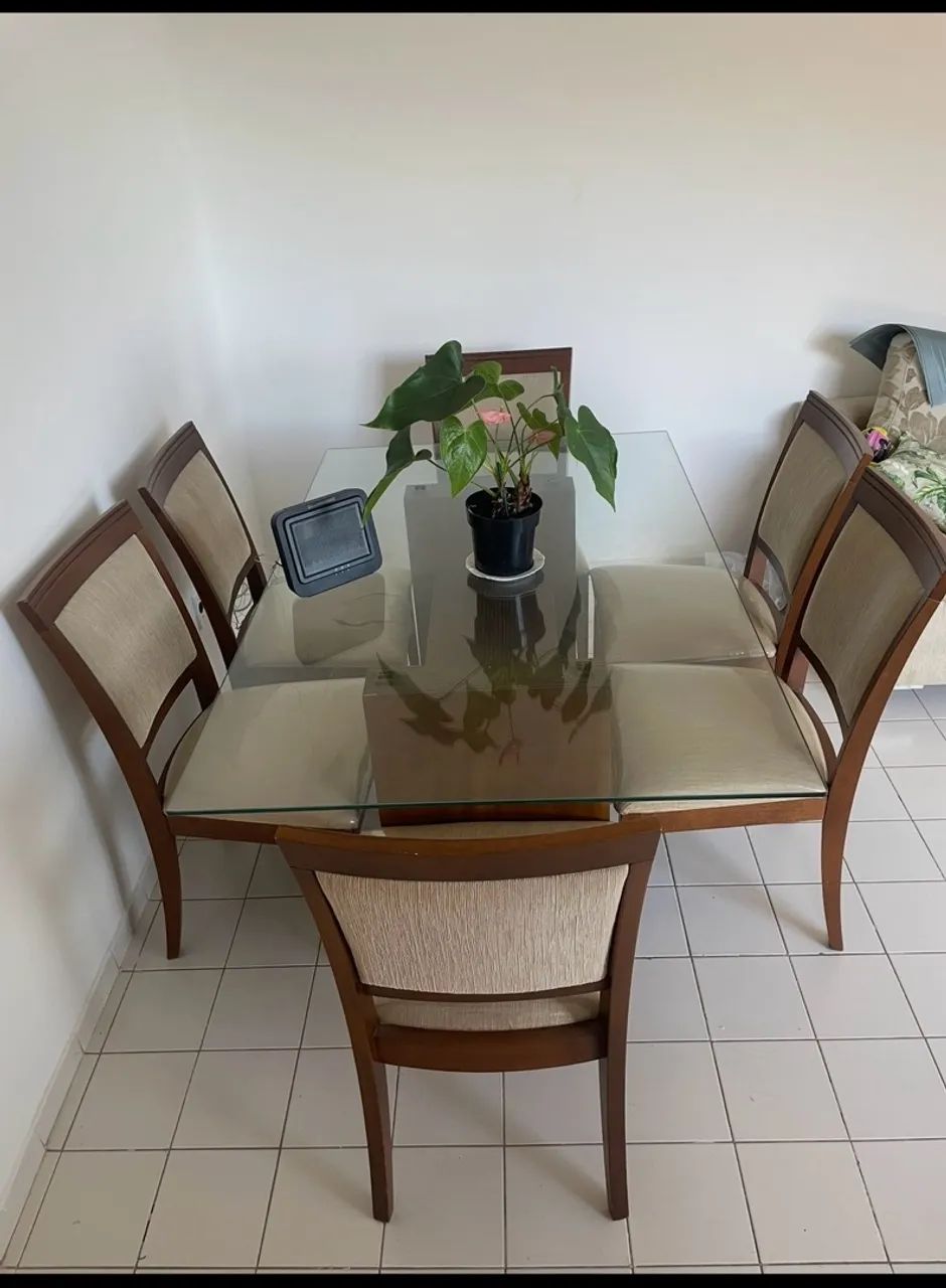 Mesa madeira com tampo de vidro com 6 cadeiras 