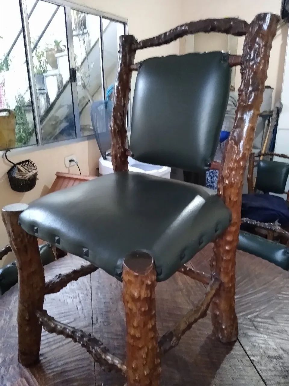 Mesa rustica (madeira, jabuticabeira) 6 cadeiras estofadas ,2 banquetas - Foto 3