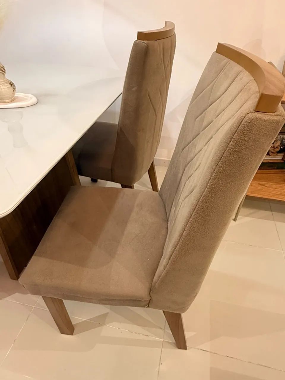 Mesa de jantar + 4 cadeiras estofadas 