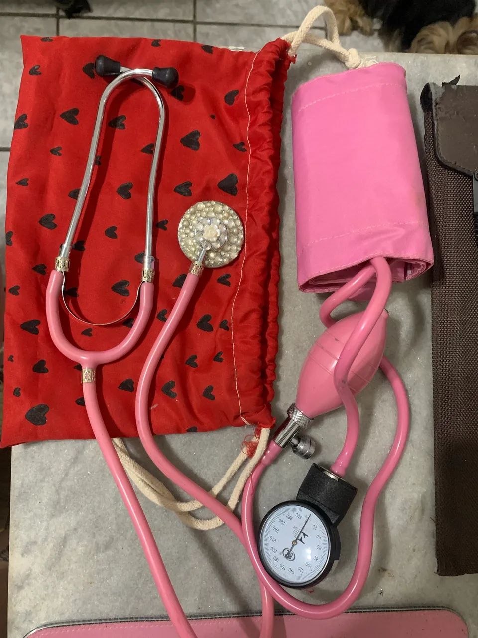 Kit saúde: Estetoscópio + esfigmomanômetro BIC rosa