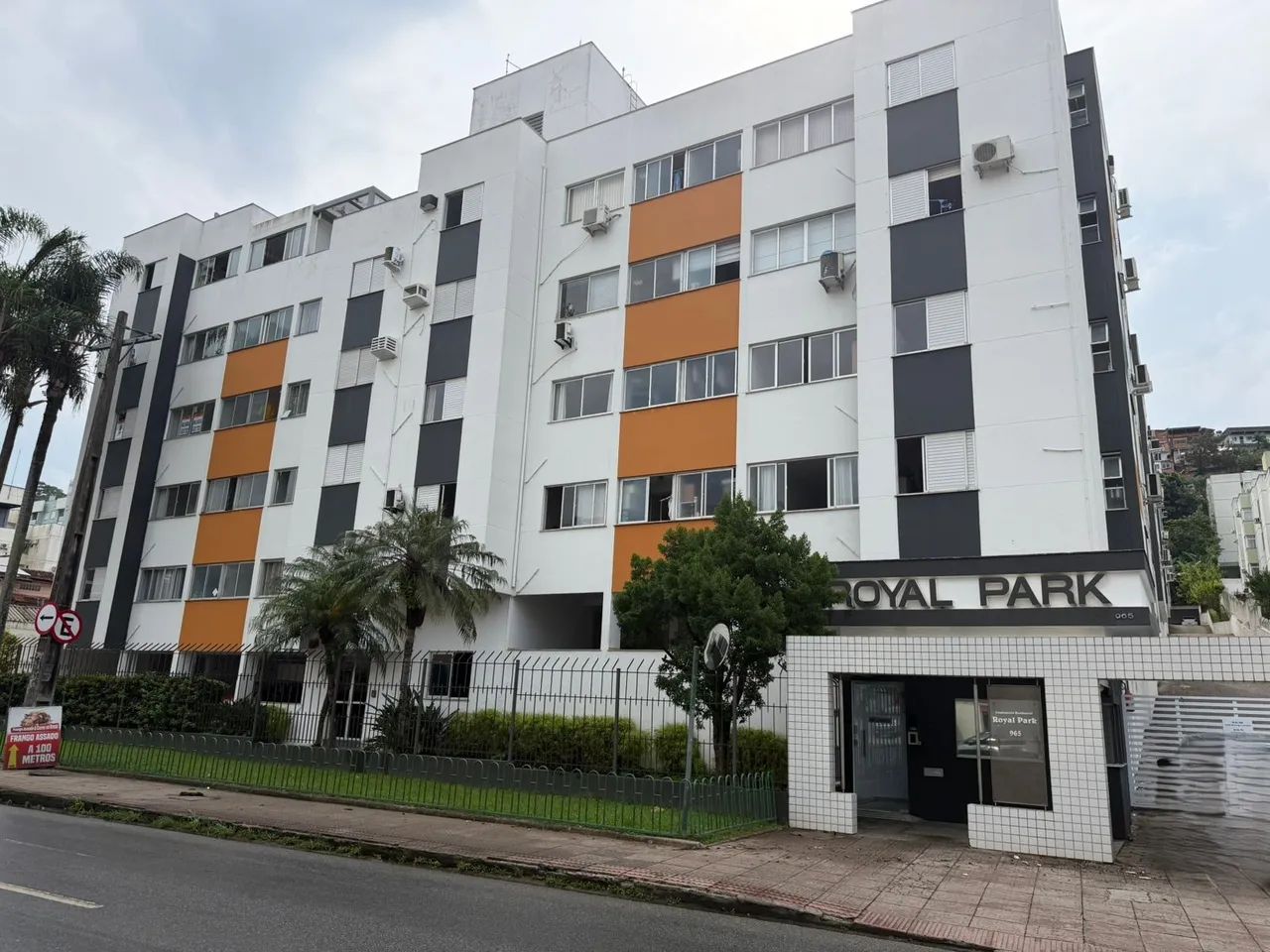 Apto de 01 dormitório mobiliado, quarto com cama, ventilador e armário, sala de estar e ja
