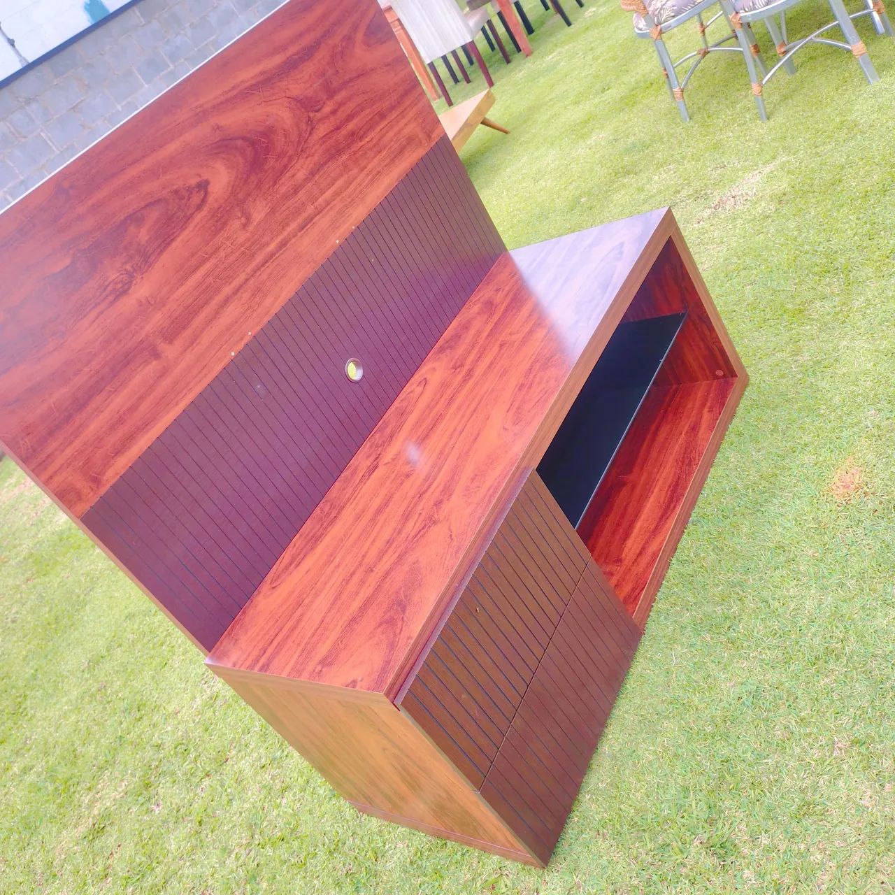 RACK COM PAINEL EM MADEIRA MACIÇA  - Foto 3