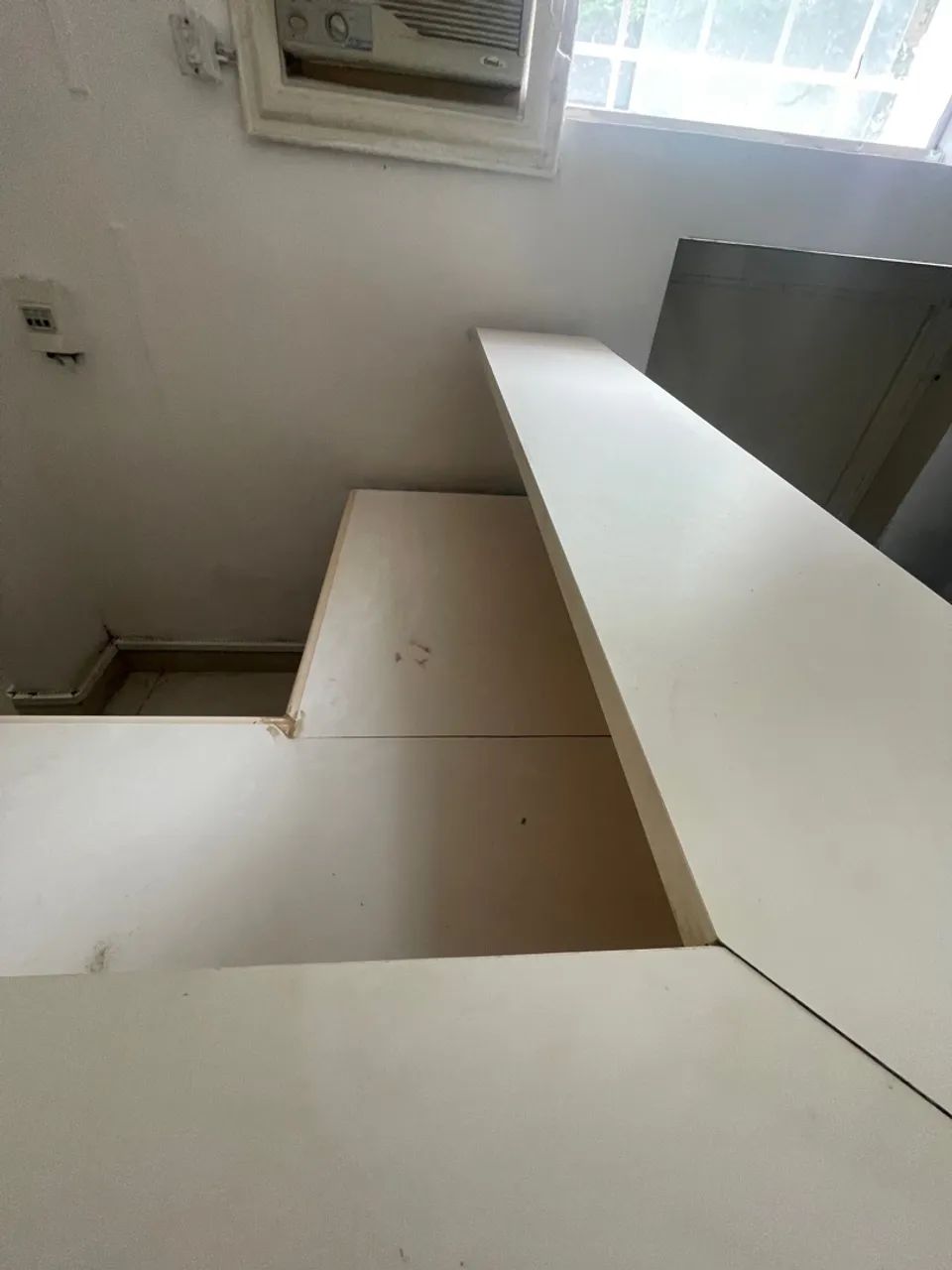 Balcão e divisórias para desocupar espaço 