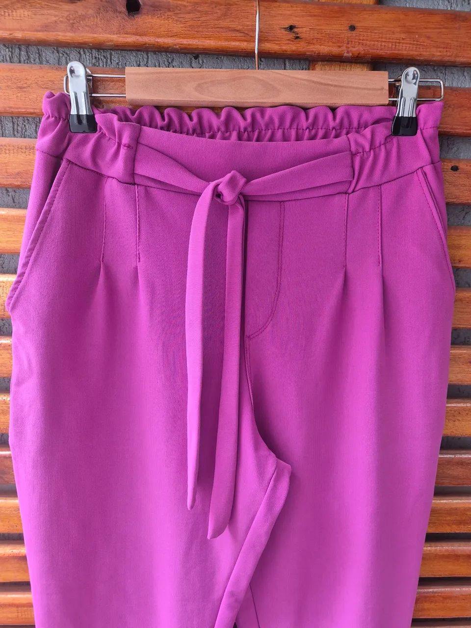 Calça na cor pink com elástico atrás e detalhe em amarração tam.M - Foto 5