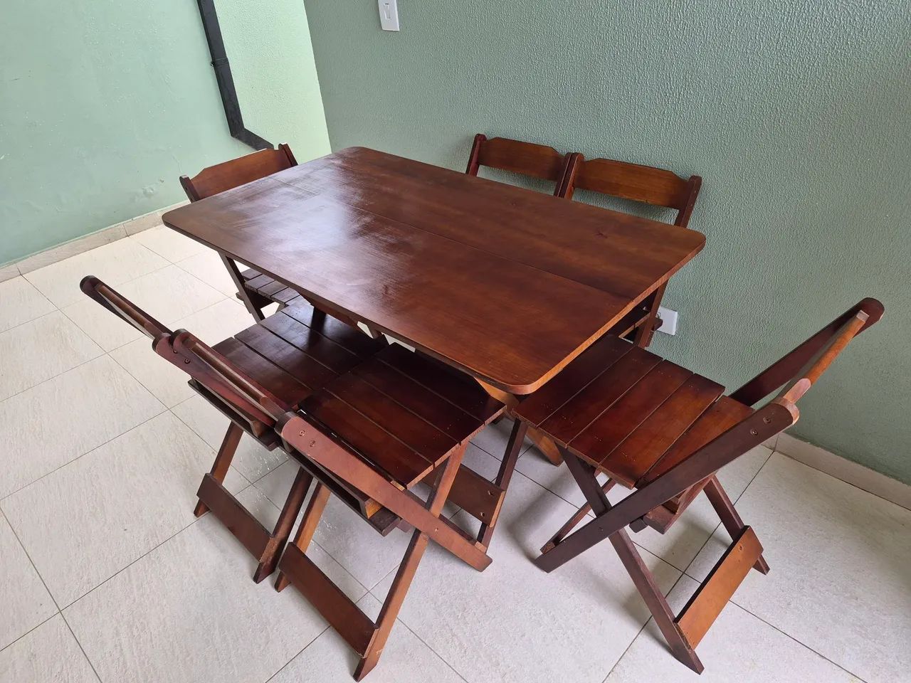 Mesa de madeira dobrável com 6 cadeiras
