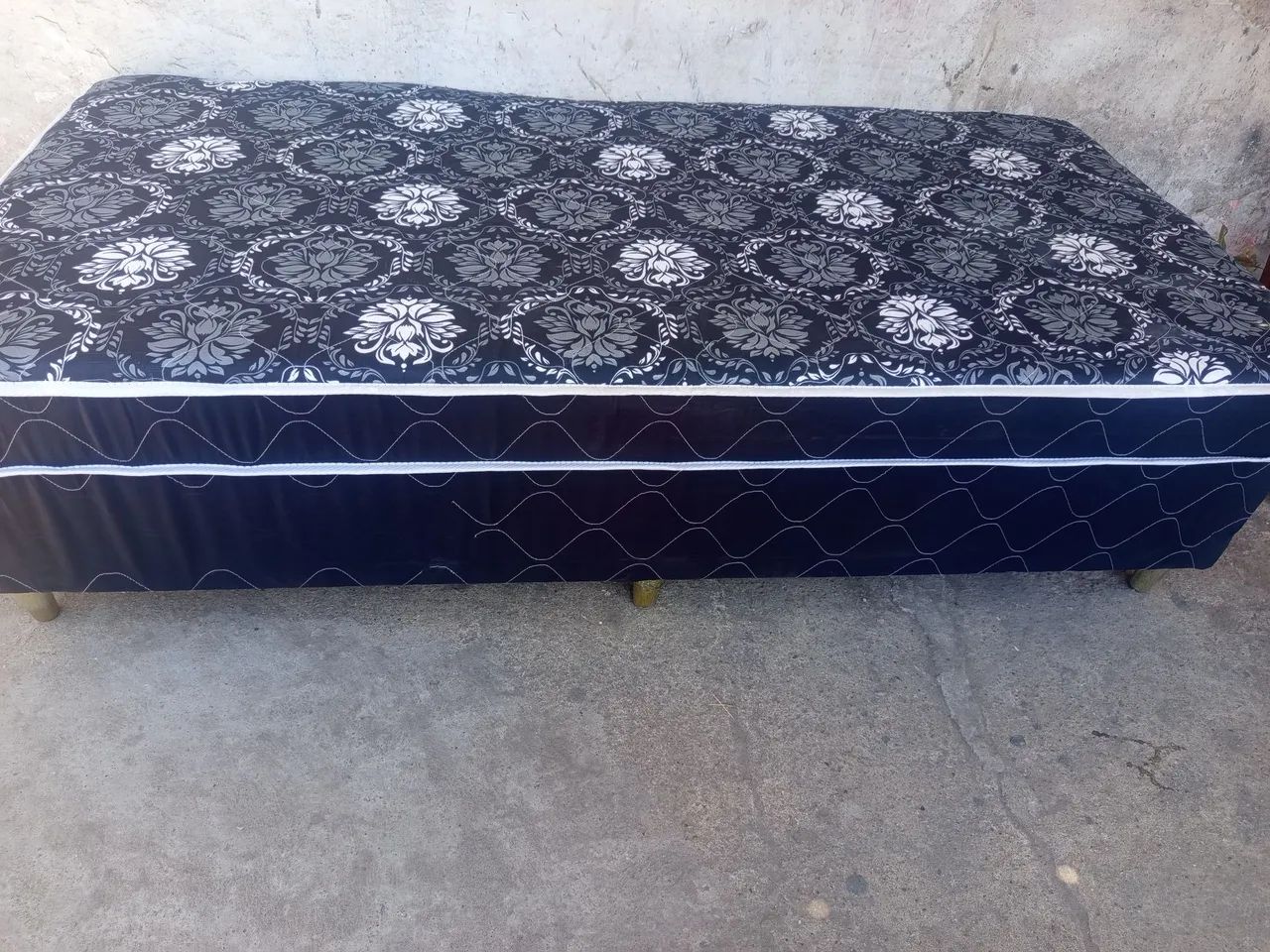 Cama box de solteiro em excelente estado 