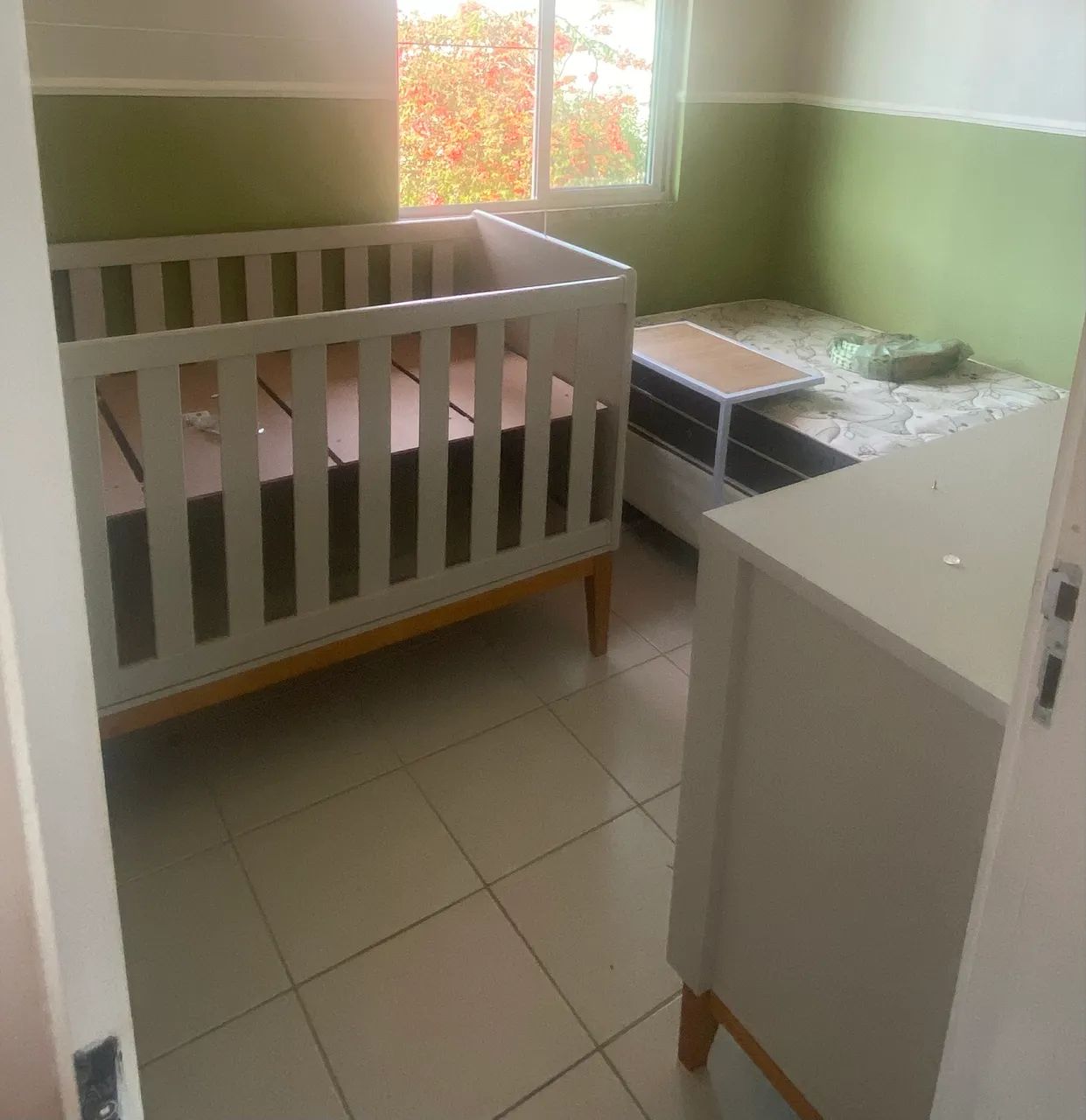Vendo Berço Bebê (berço com colchão + cômoda)