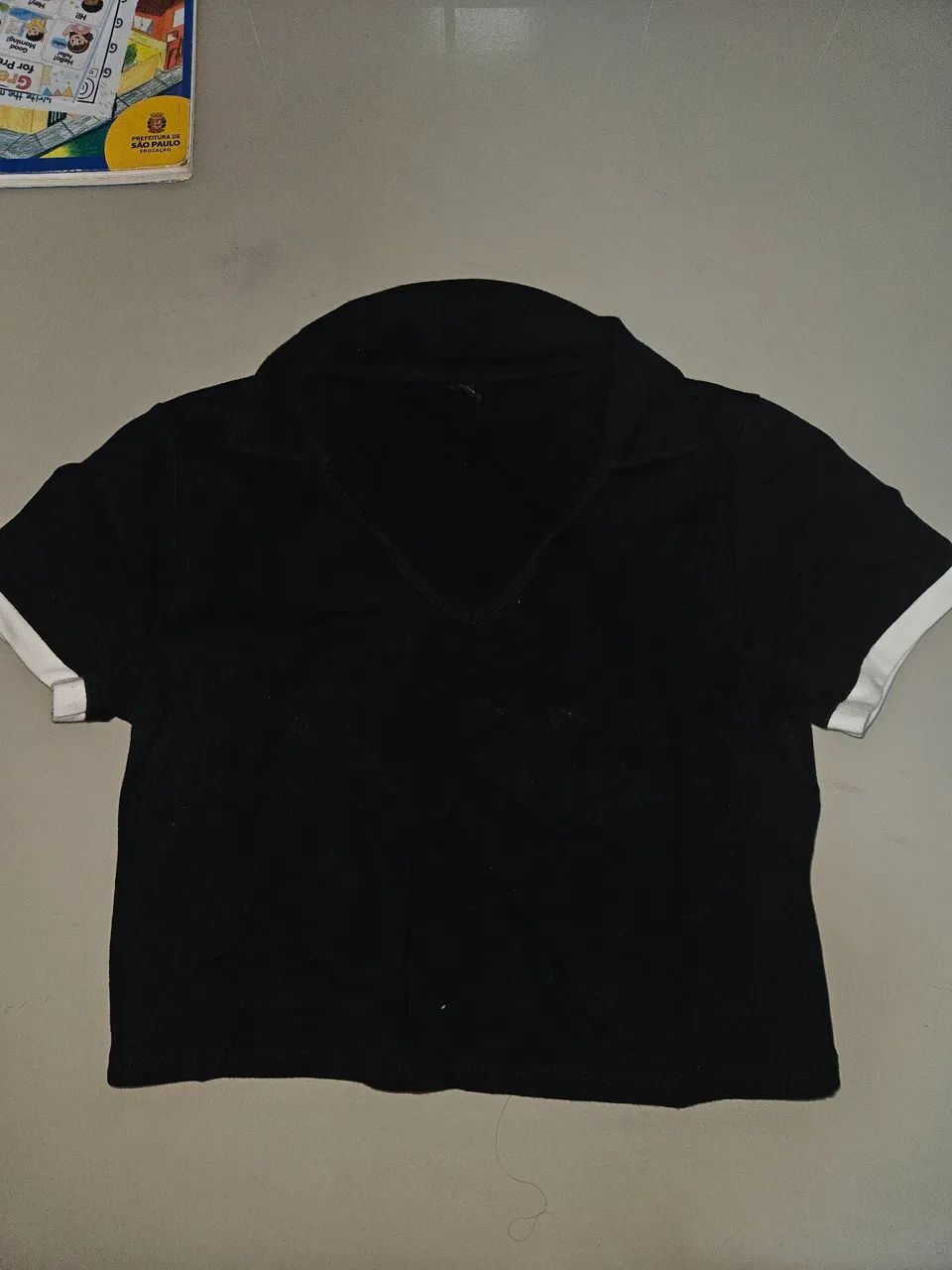 blusa preta decote V