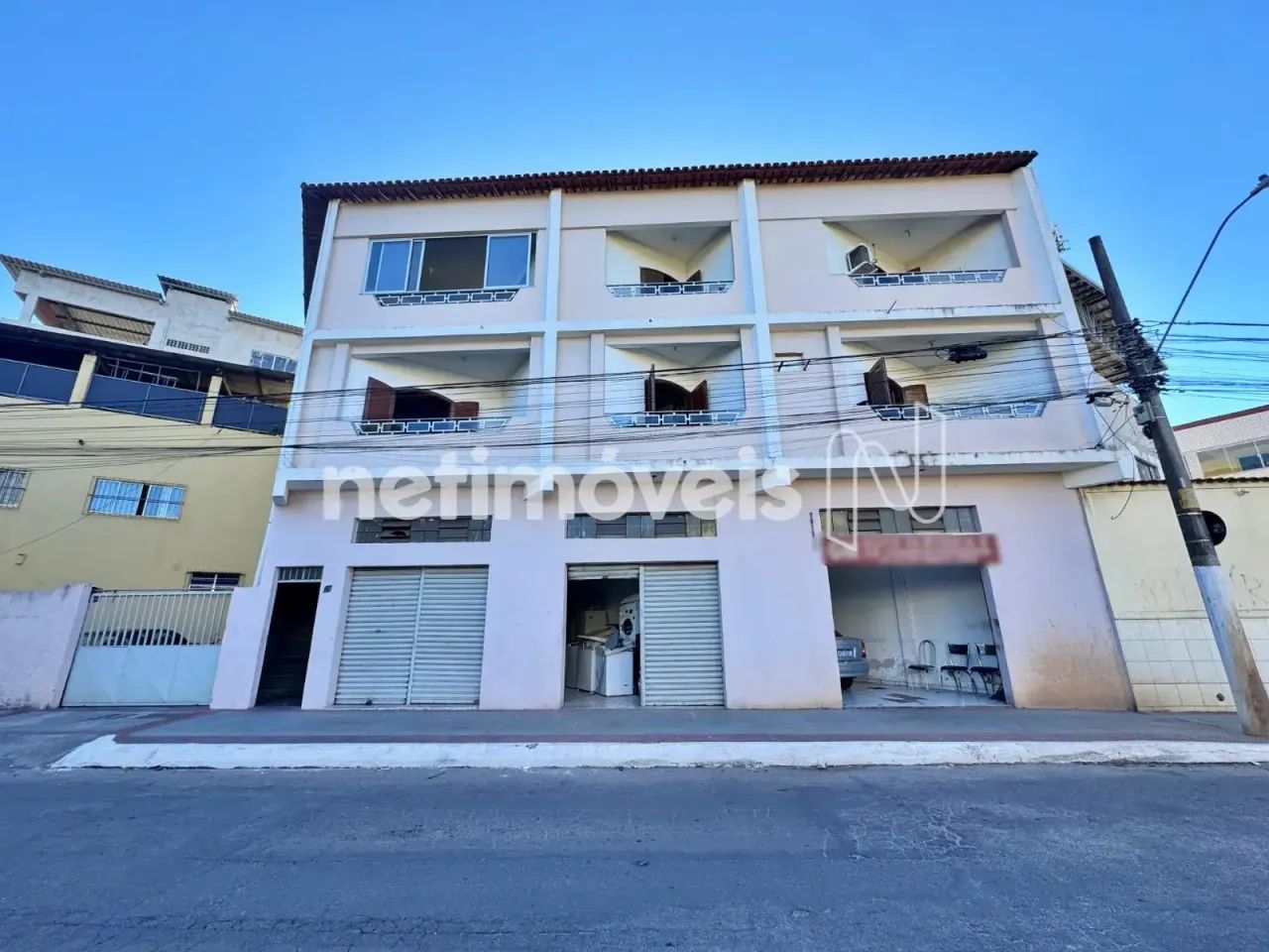 PRÉDIO COMERCIAL E RESIDENCIAL