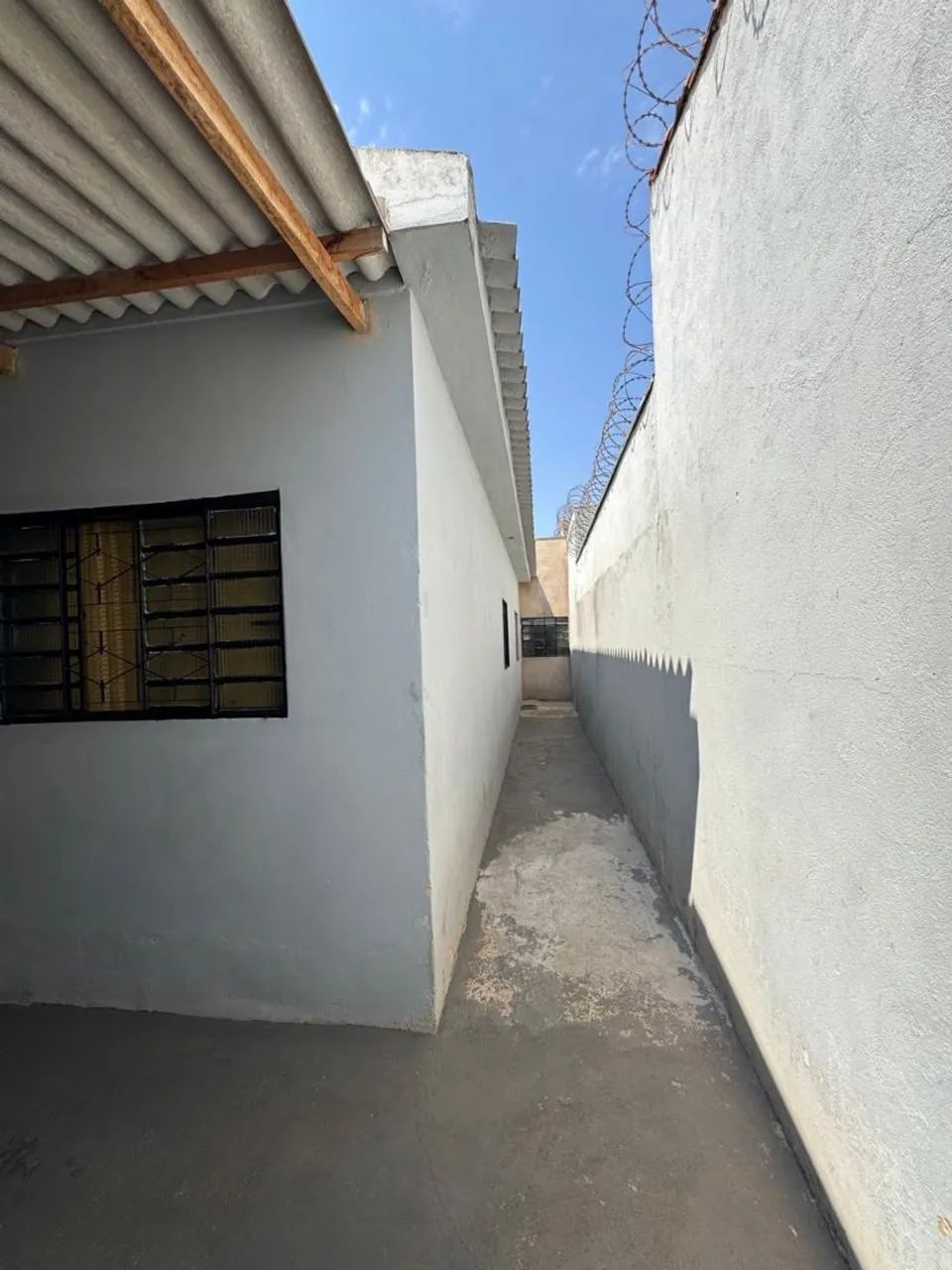 Vendo casa sozinha no lote 