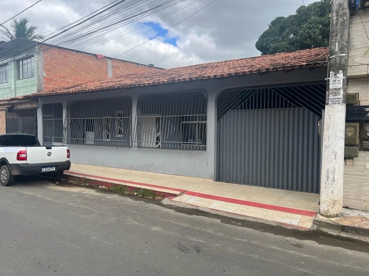 CASA COM DOIS PAVIMENTOS