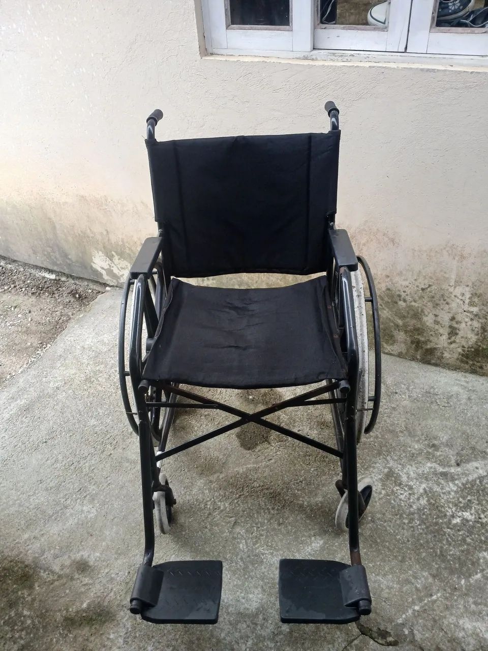 Cadeira de rodas 150 reais precisa de uma solda na rodinha da frente - Foto 2
