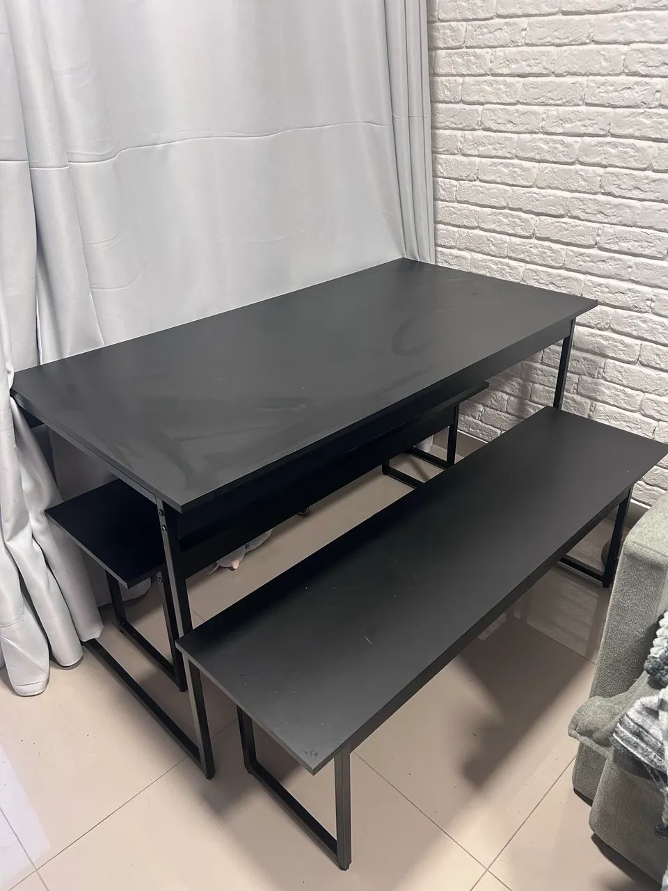 Mesa preta com dois bancos estilo industrial  - Foto 2