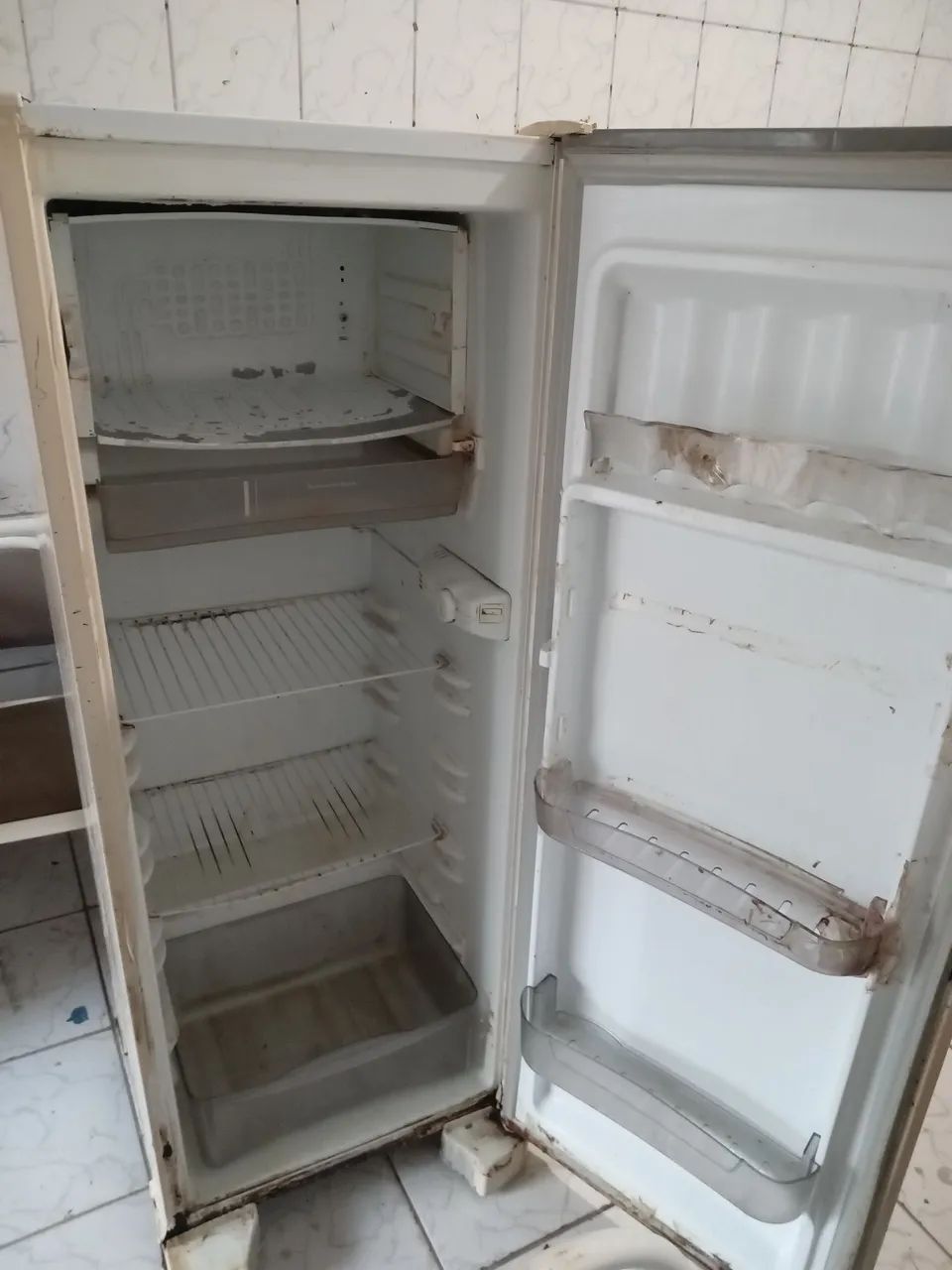 VENDO UMA GELADEIRA ESMALTECK USADA MAIS GELANDO BEM - Foto 2