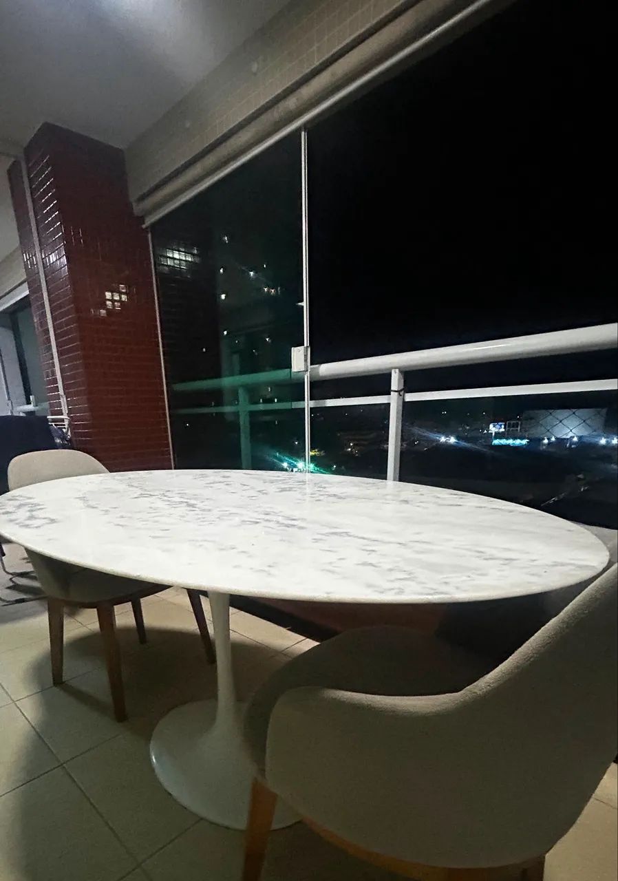 Mesa Saarinen Mármore Carrara oval 