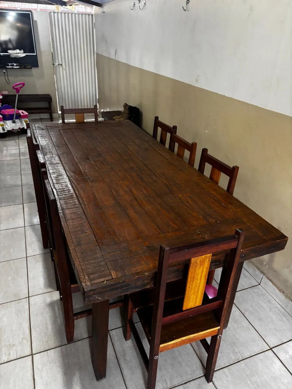Mesa de jantar de madeira rústica com 8 cadeiras  - Foto 2